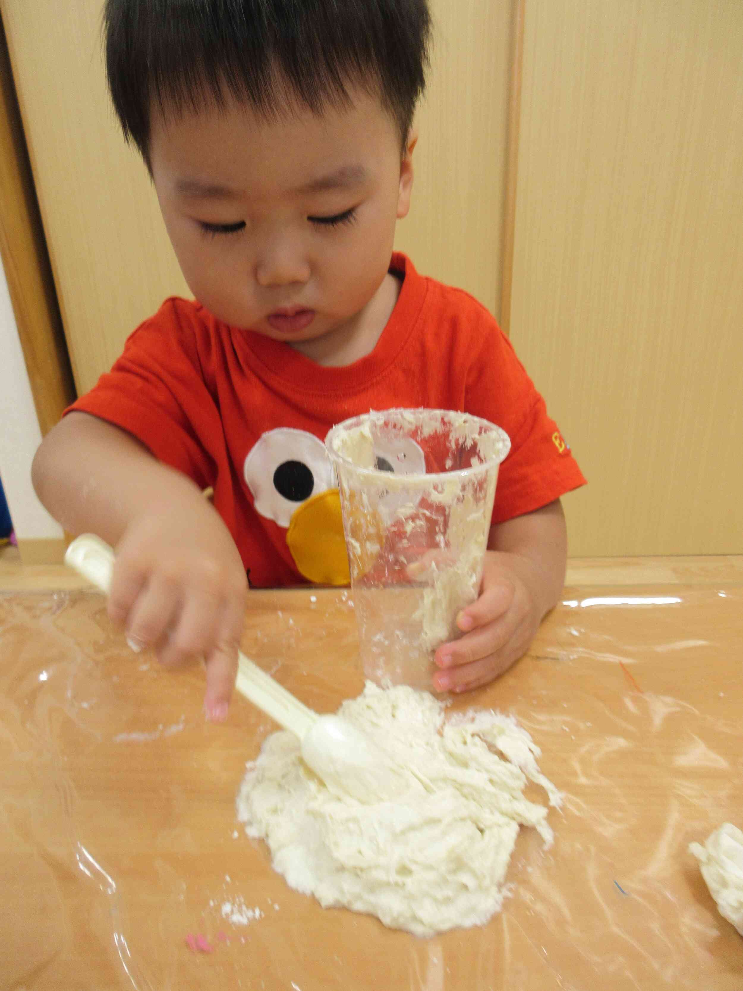 粘土をコップについで～～おいしそうなものが出来上がりそう♡