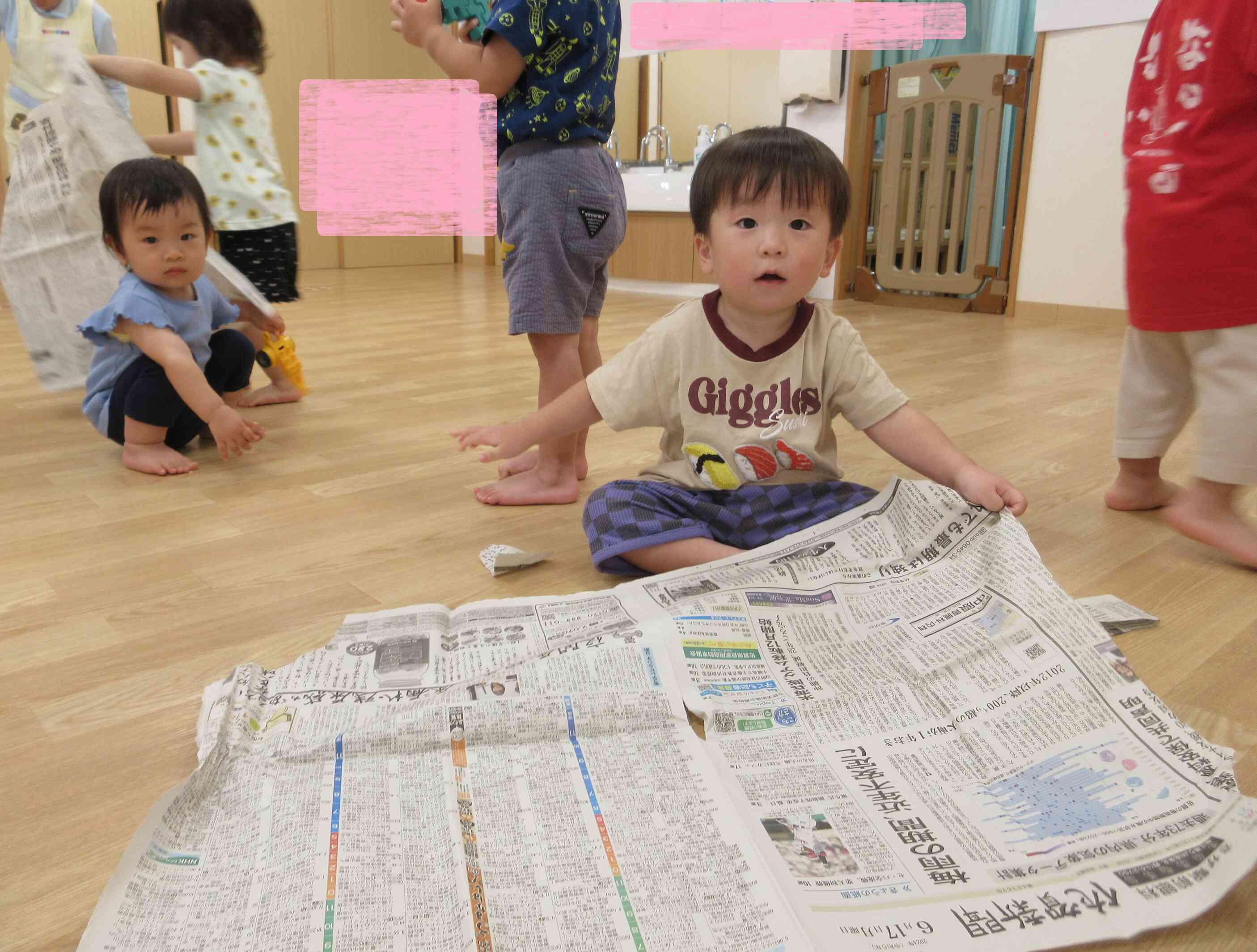 新聞紙チェック♪　　お友だちが読んでいるととっても大きく感じる新聞紙でした♪