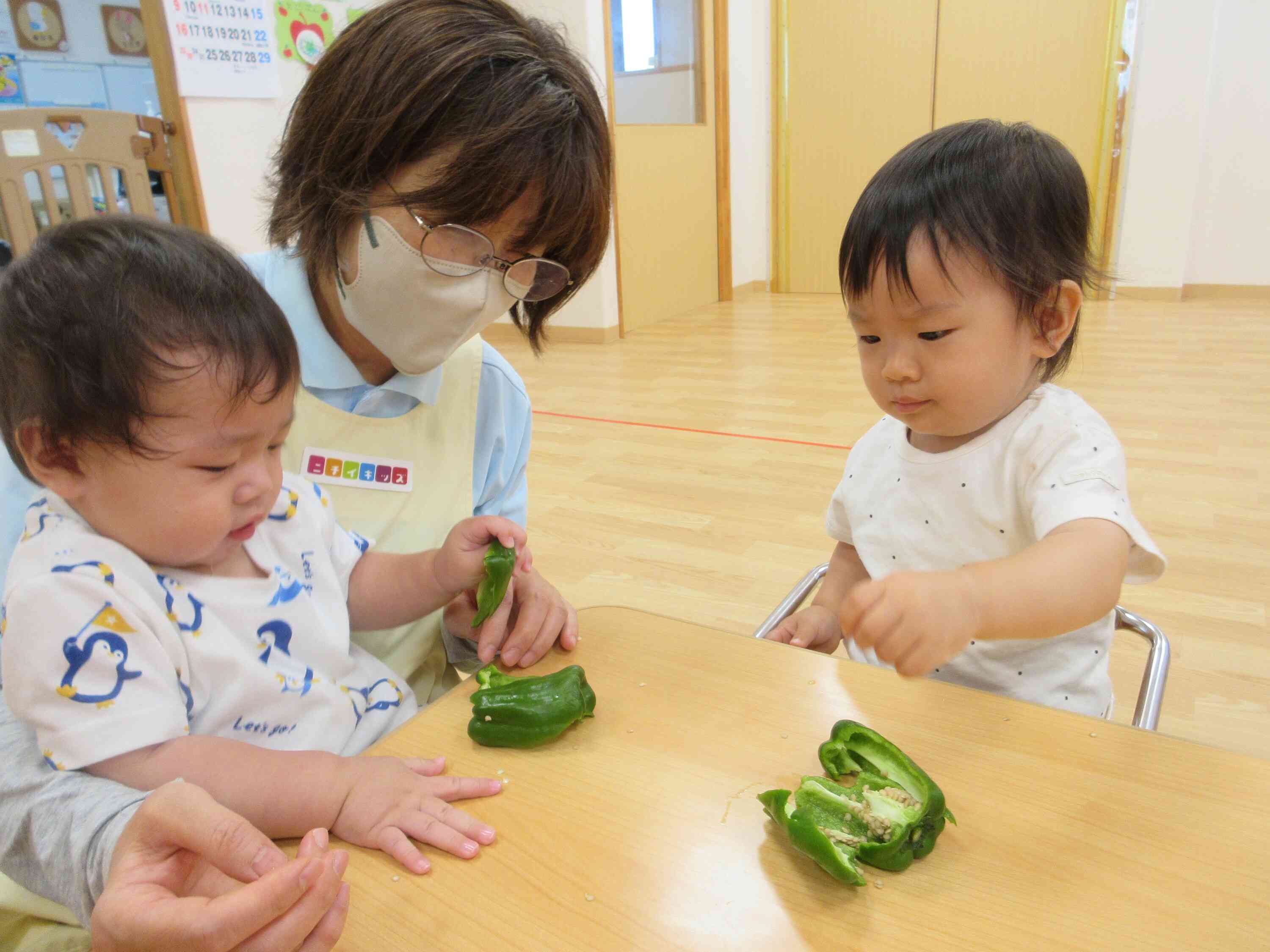 ～食育～　ピーマンに触れよう♪