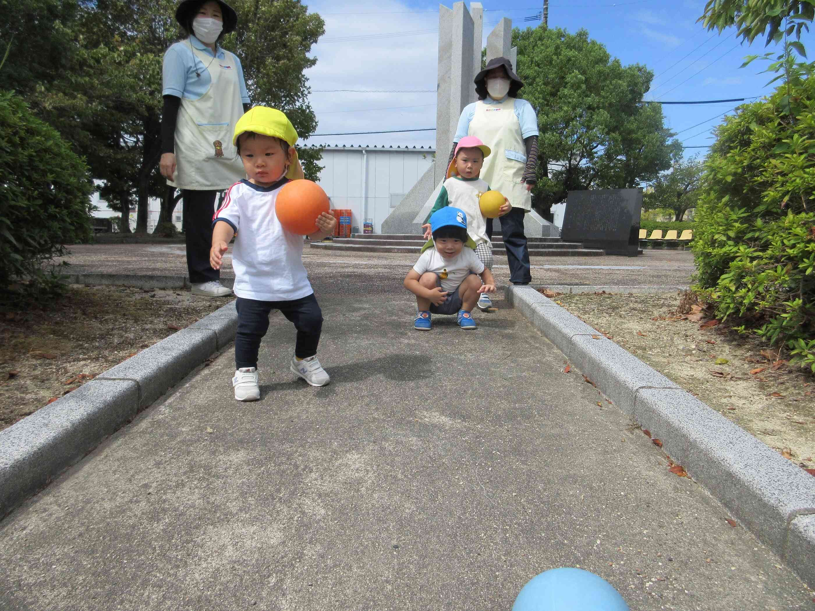 坂道でボールをコロコロ♪　待て待て～と追いかけ楽しみました♪