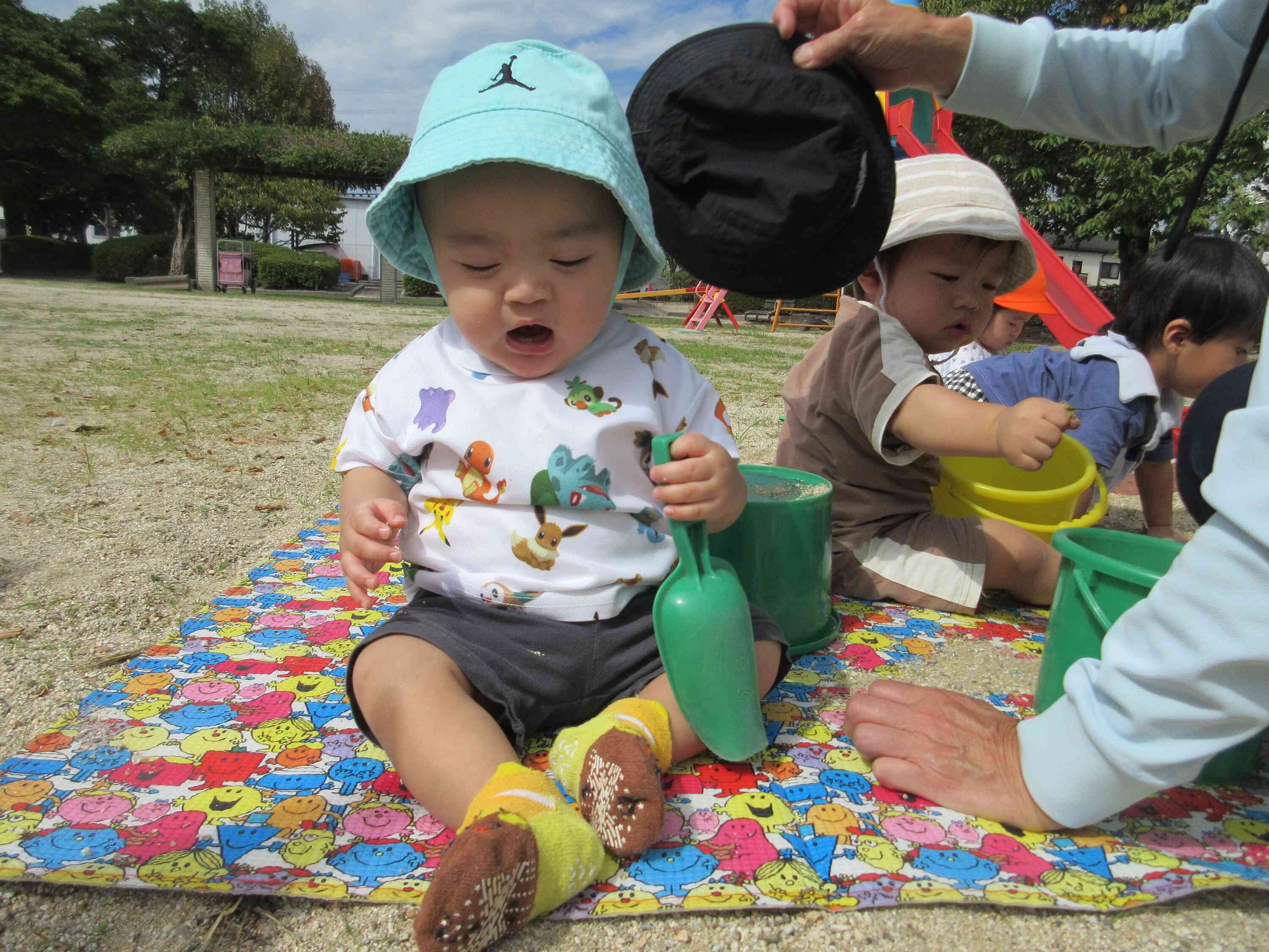 秋の柔らかい暖かな日差しのなか、０歳児さんはあくびが出てきてく持ちよさそう♪
