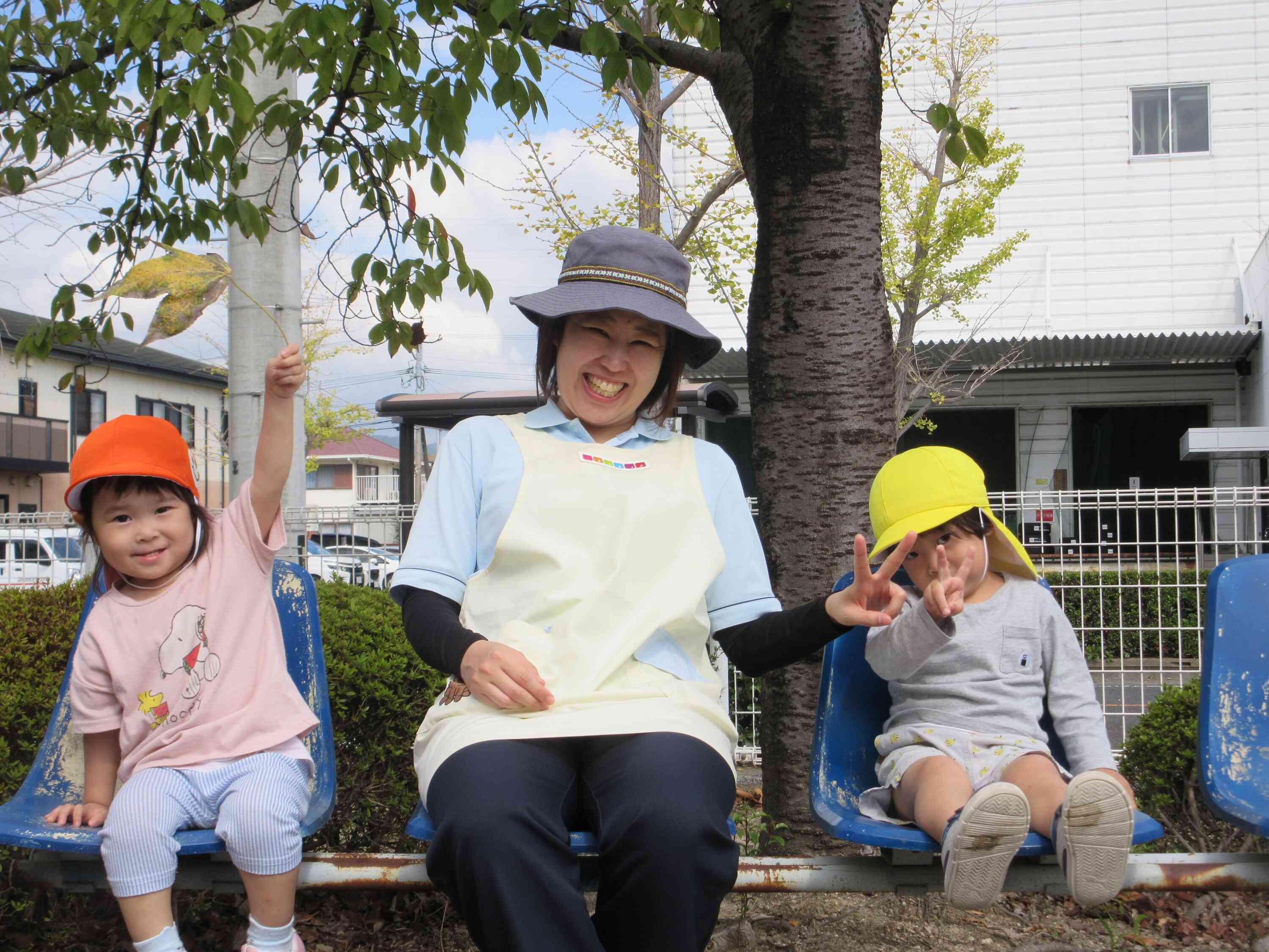 公園のベンチで休憩中にパシャリ！ピース！