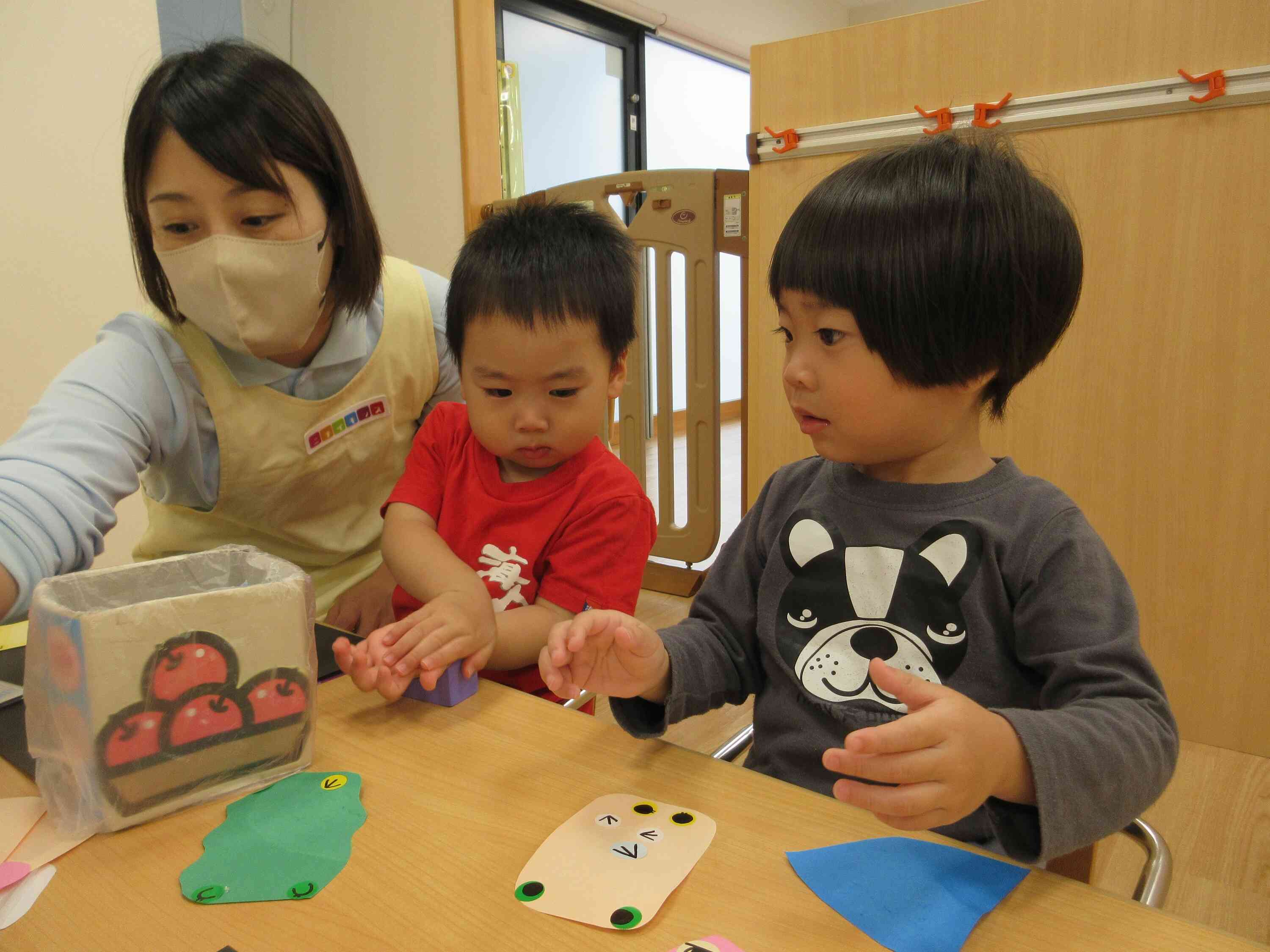 2歳児さん二人並んで、仲良く取り組んでいました♡