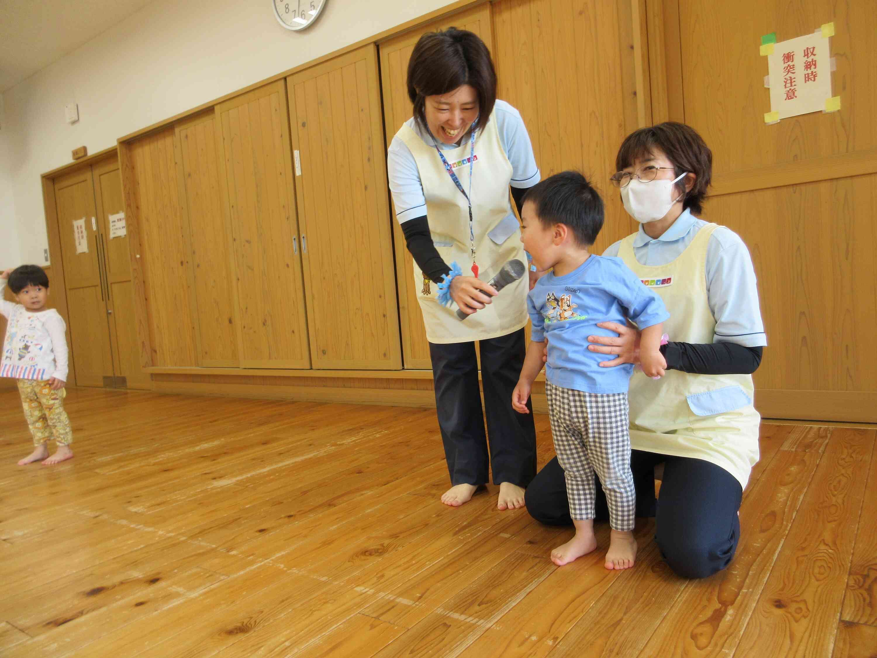 次はかけっこ！名前を呼ばれると元気に「は～い！」と返事をすることができました！