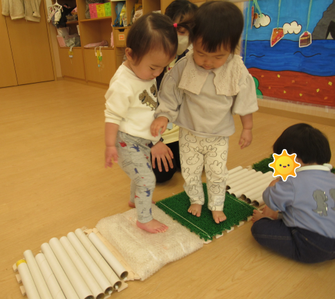 感覚サーキット遊び！0歳児｜ニチイキッズさいたま保育園