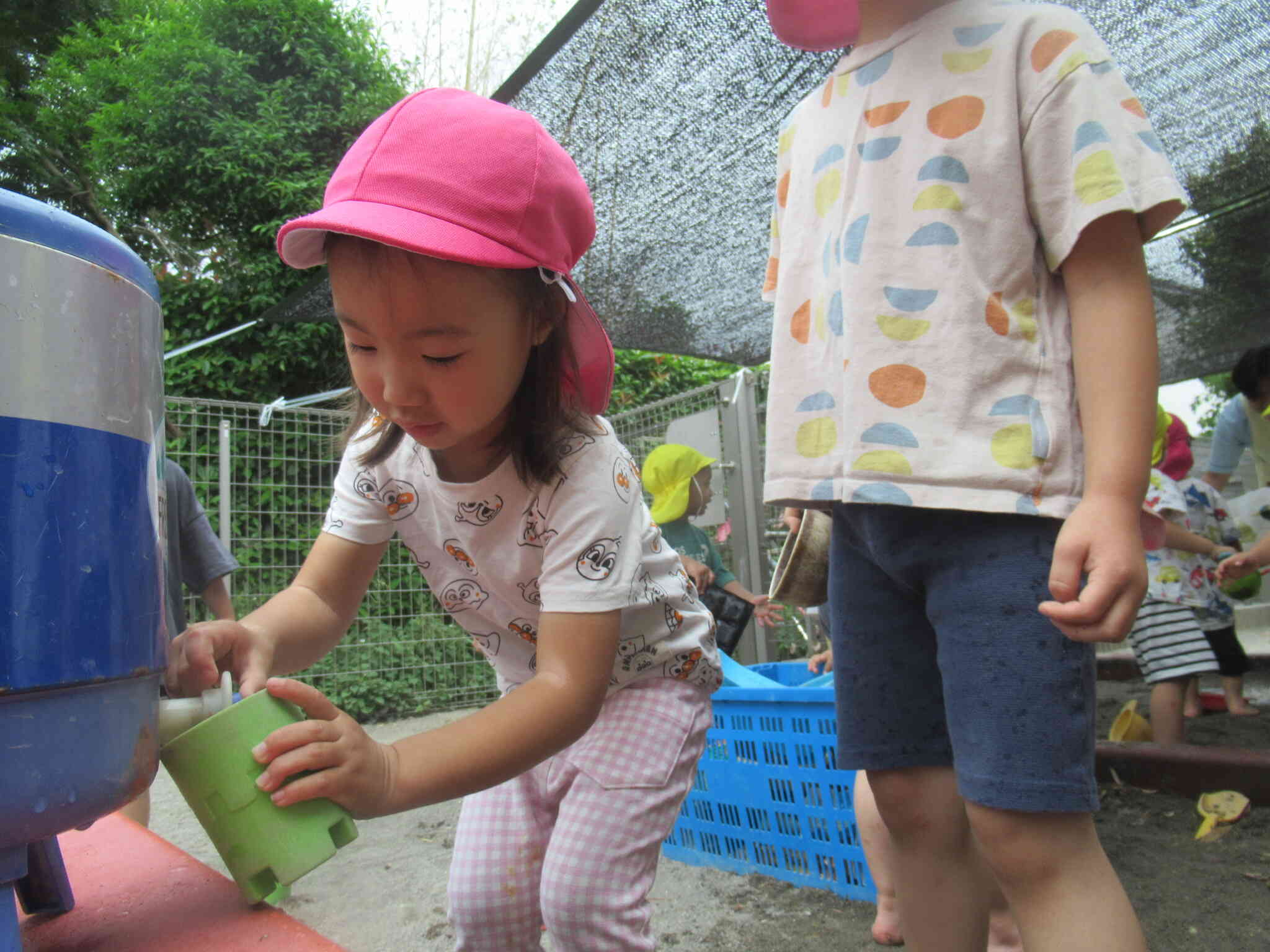 ３歳児～水汲みの順番を守って泥んこ遊び～