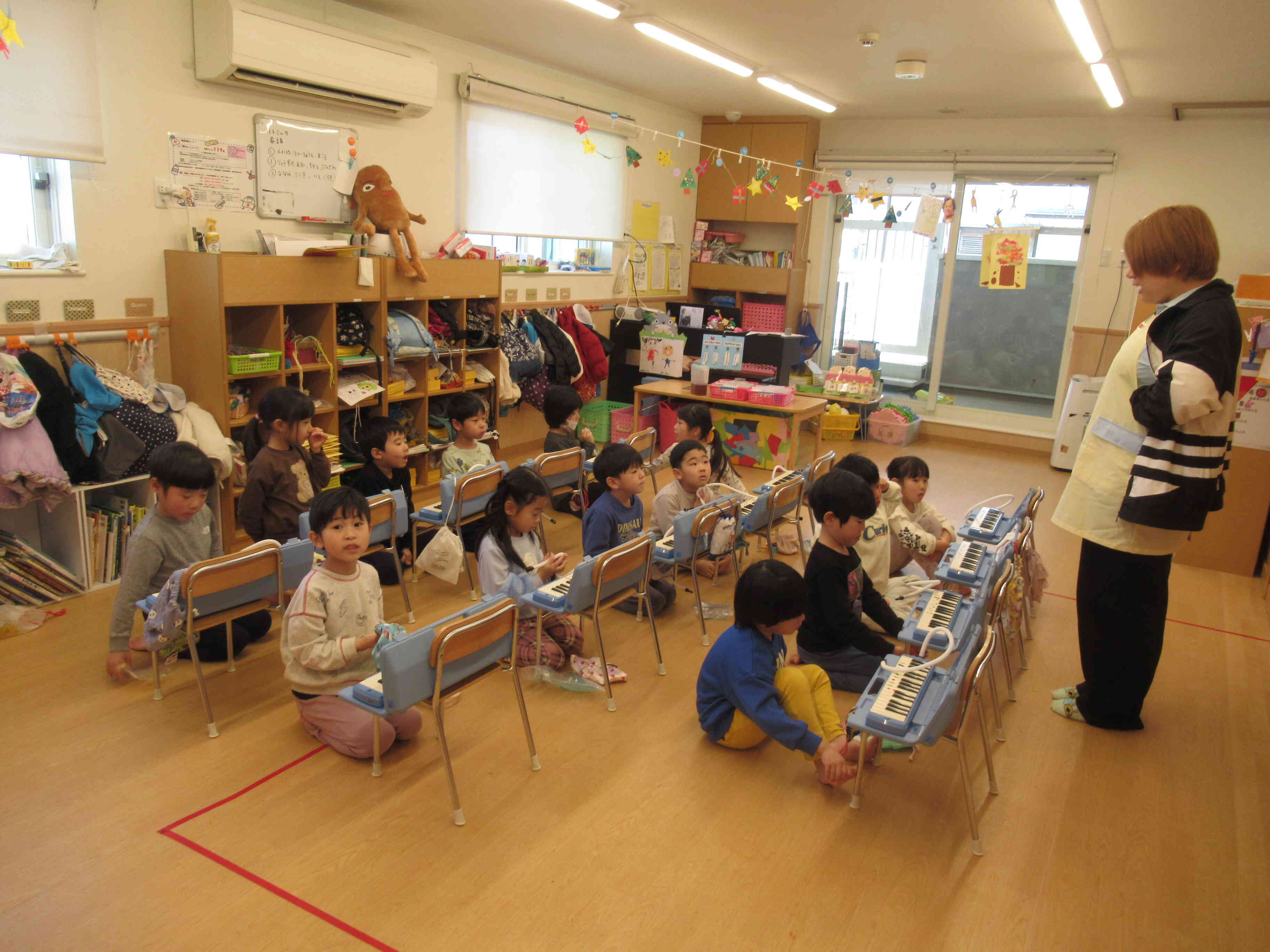 ピアニカに挑戦中～5歳児きりん組～