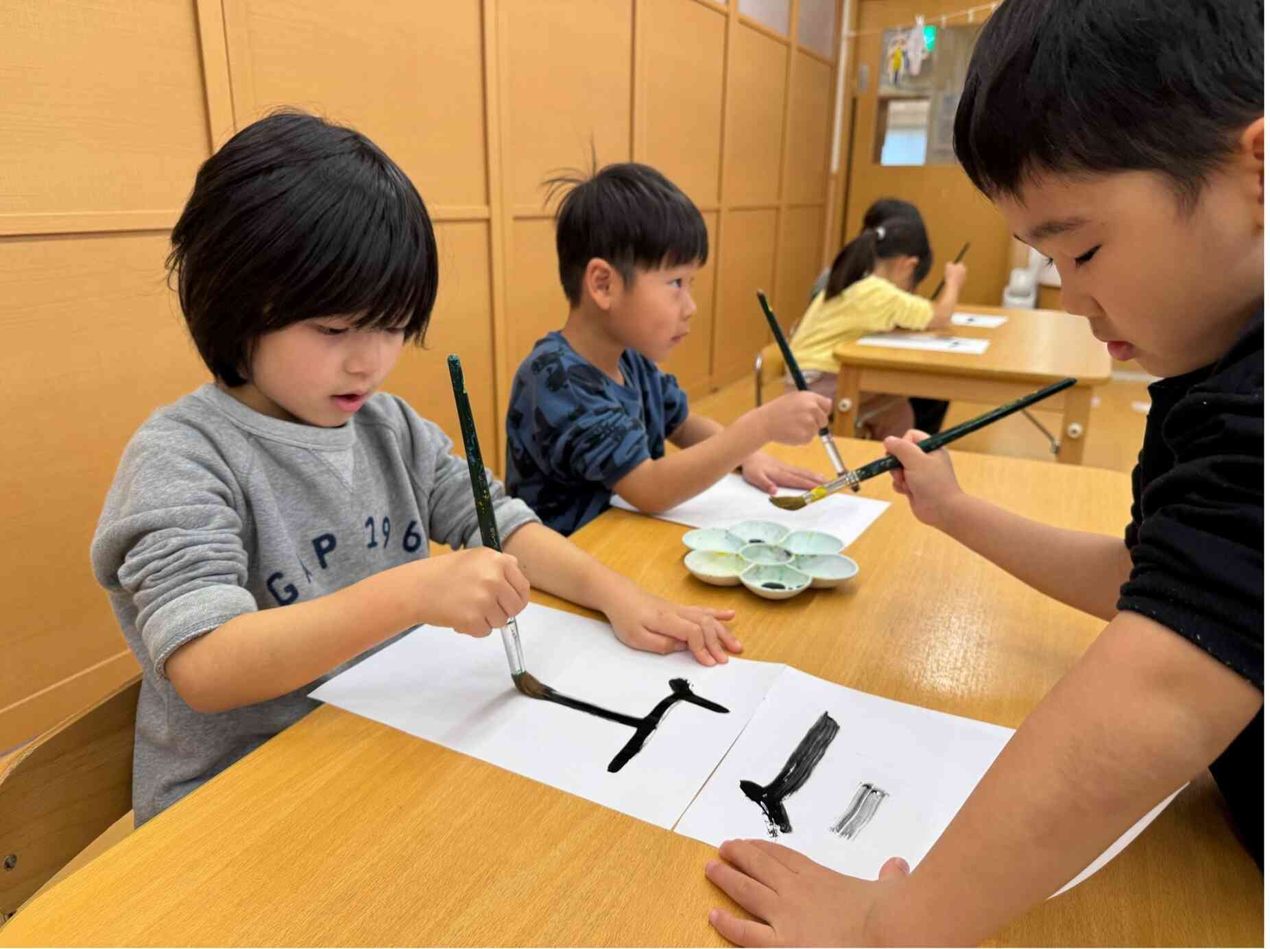 見本を見て慎重に挑戦しています！