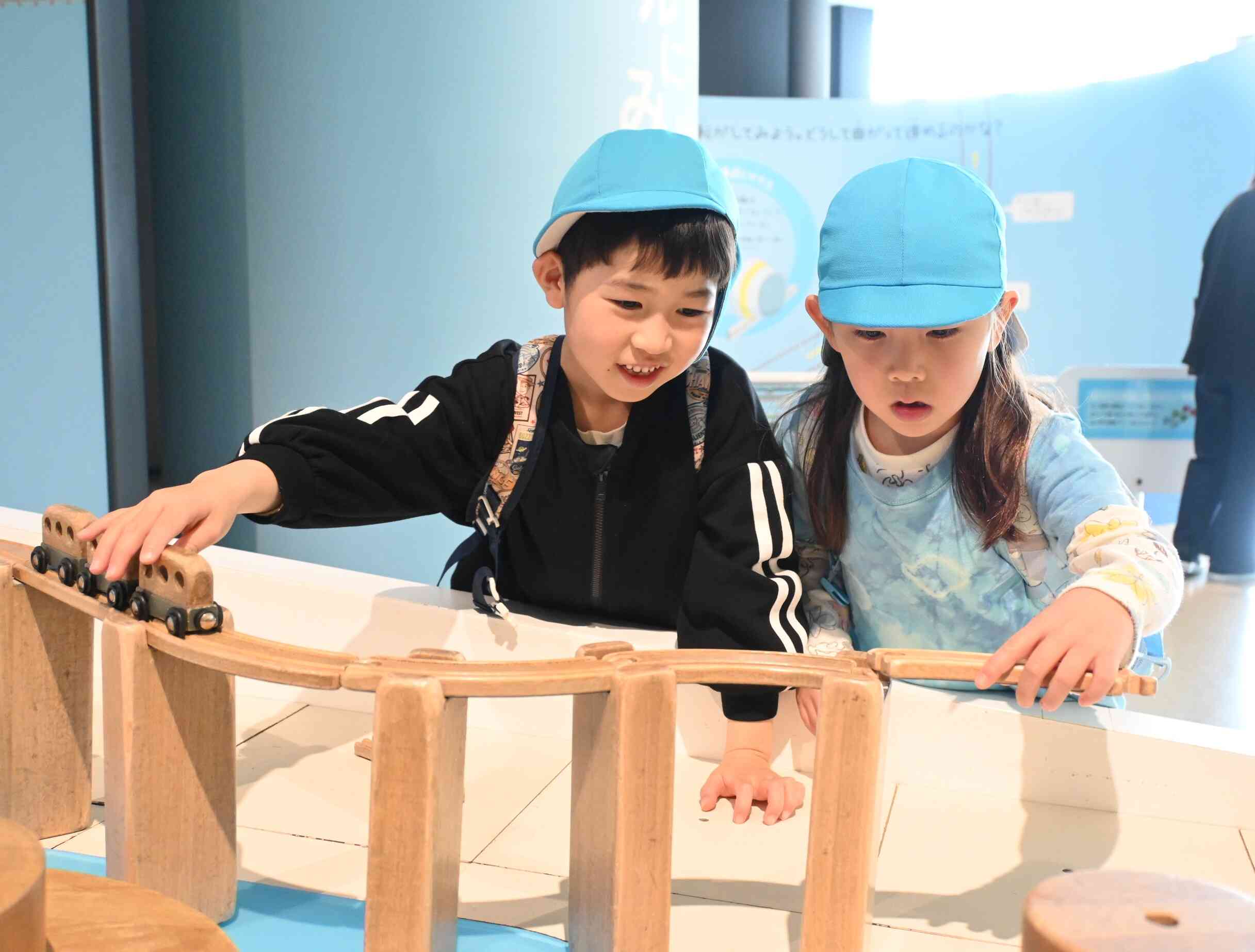 色々な電車のおもちゃで遊んでみました。