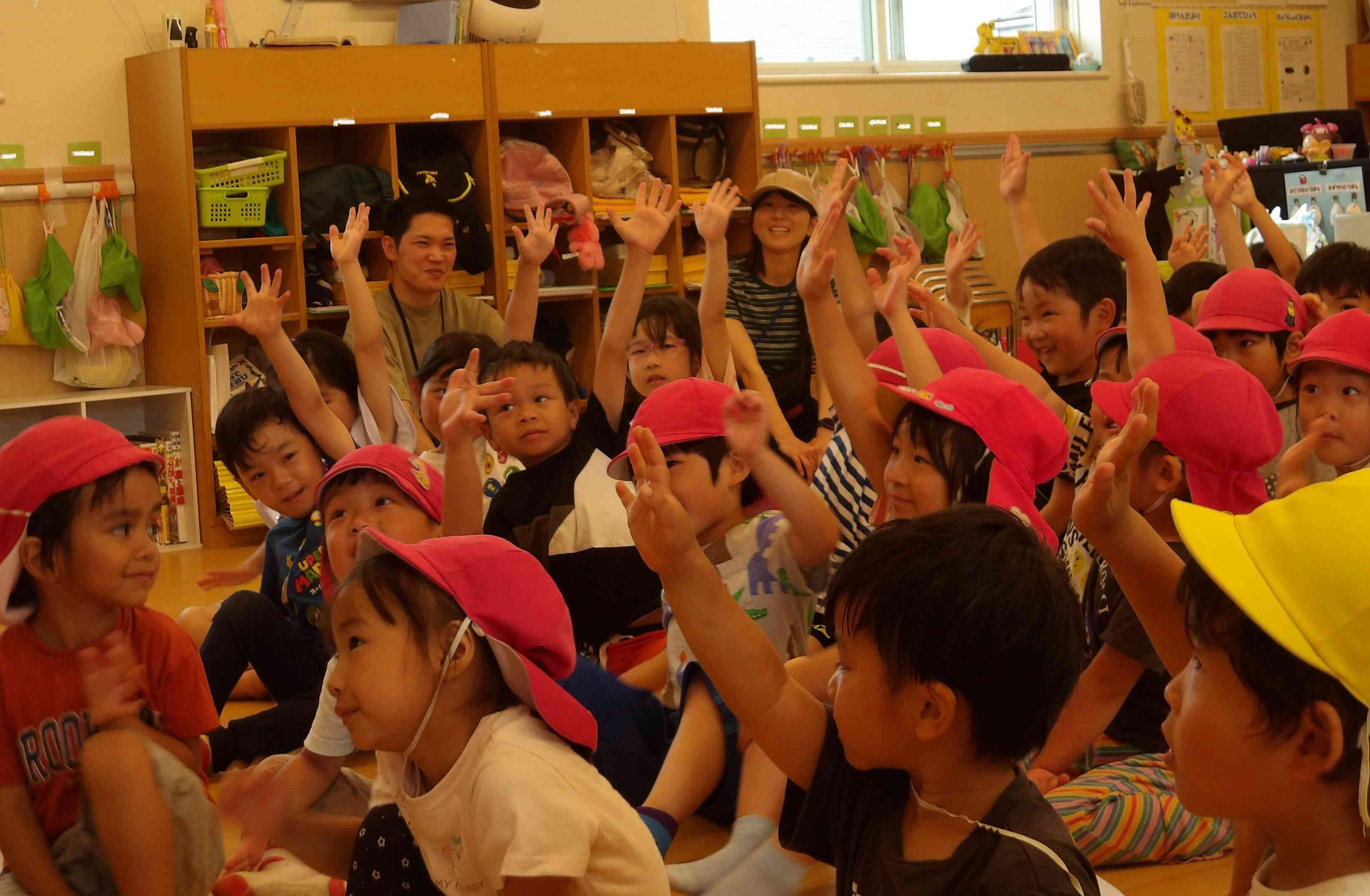 元気に「は～い」と答える子どもたち