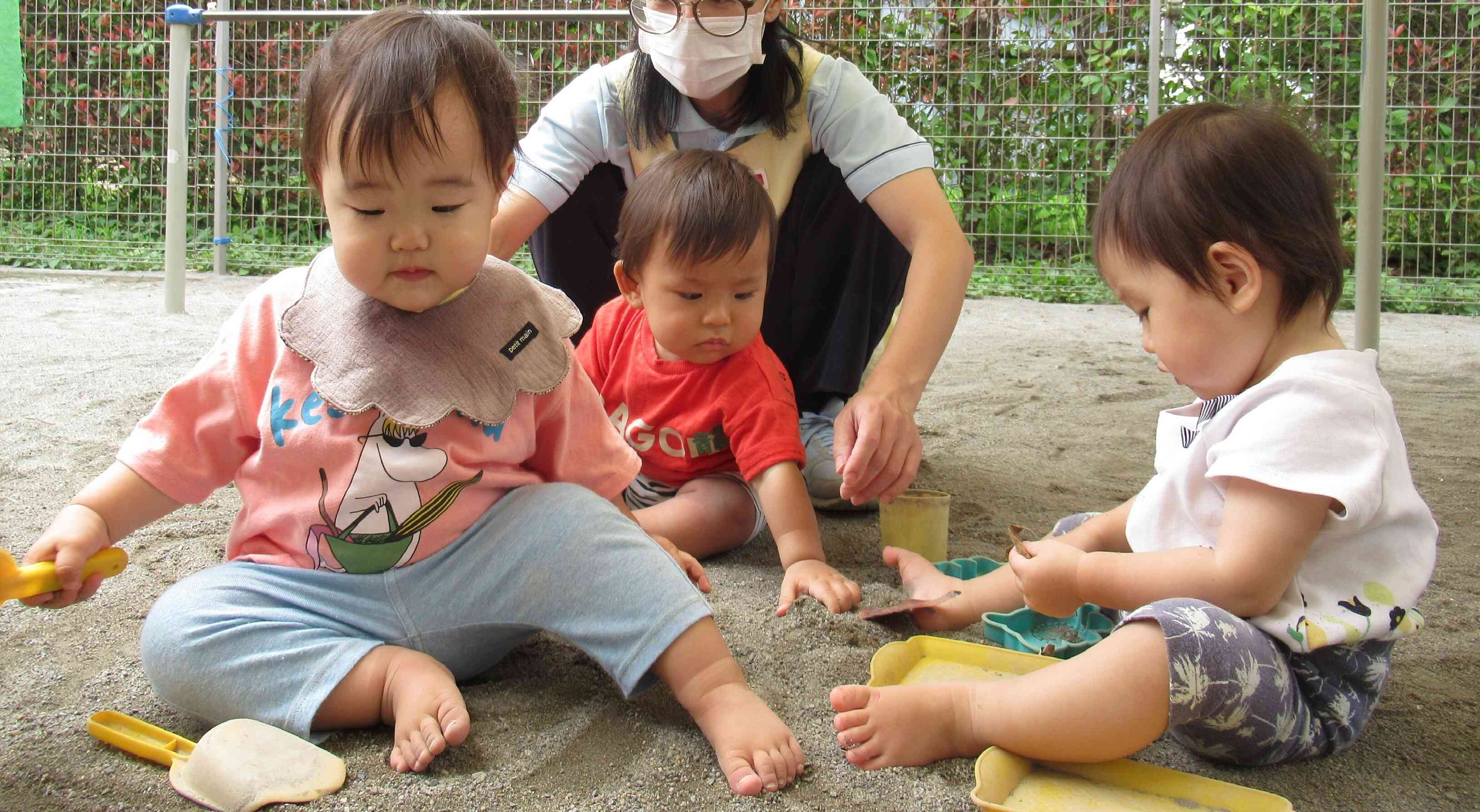裸足で園庭デビュー～０歳児クラス～