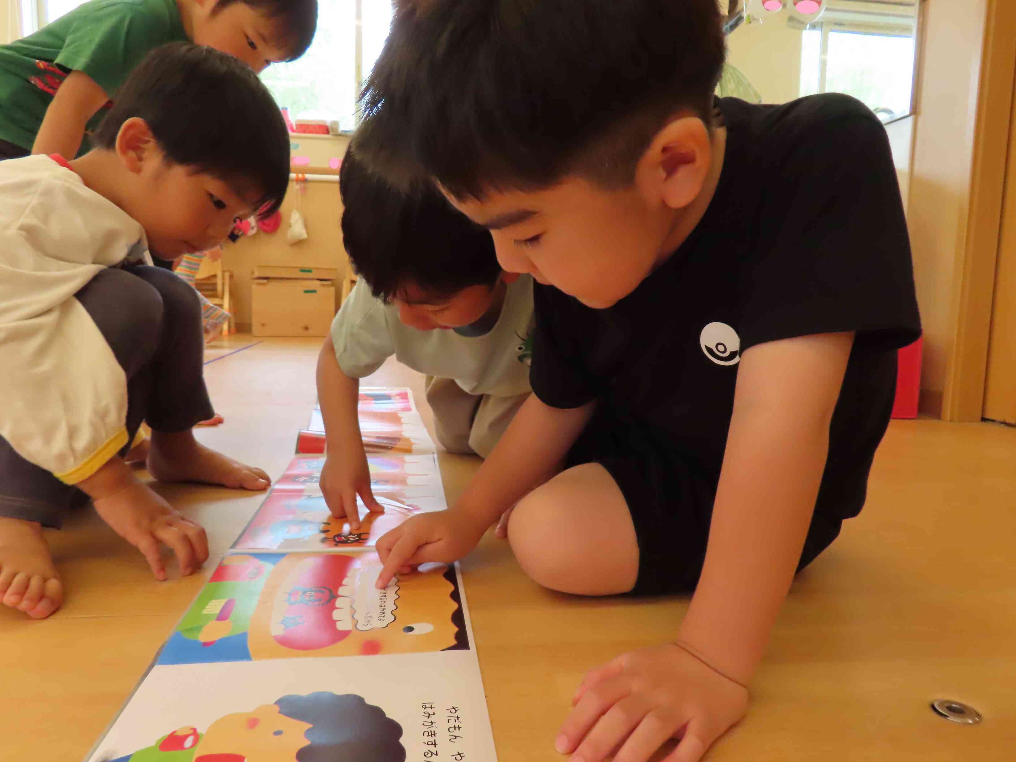 「お散歩いこ～」の声も届かす、読み続ける子どもたち