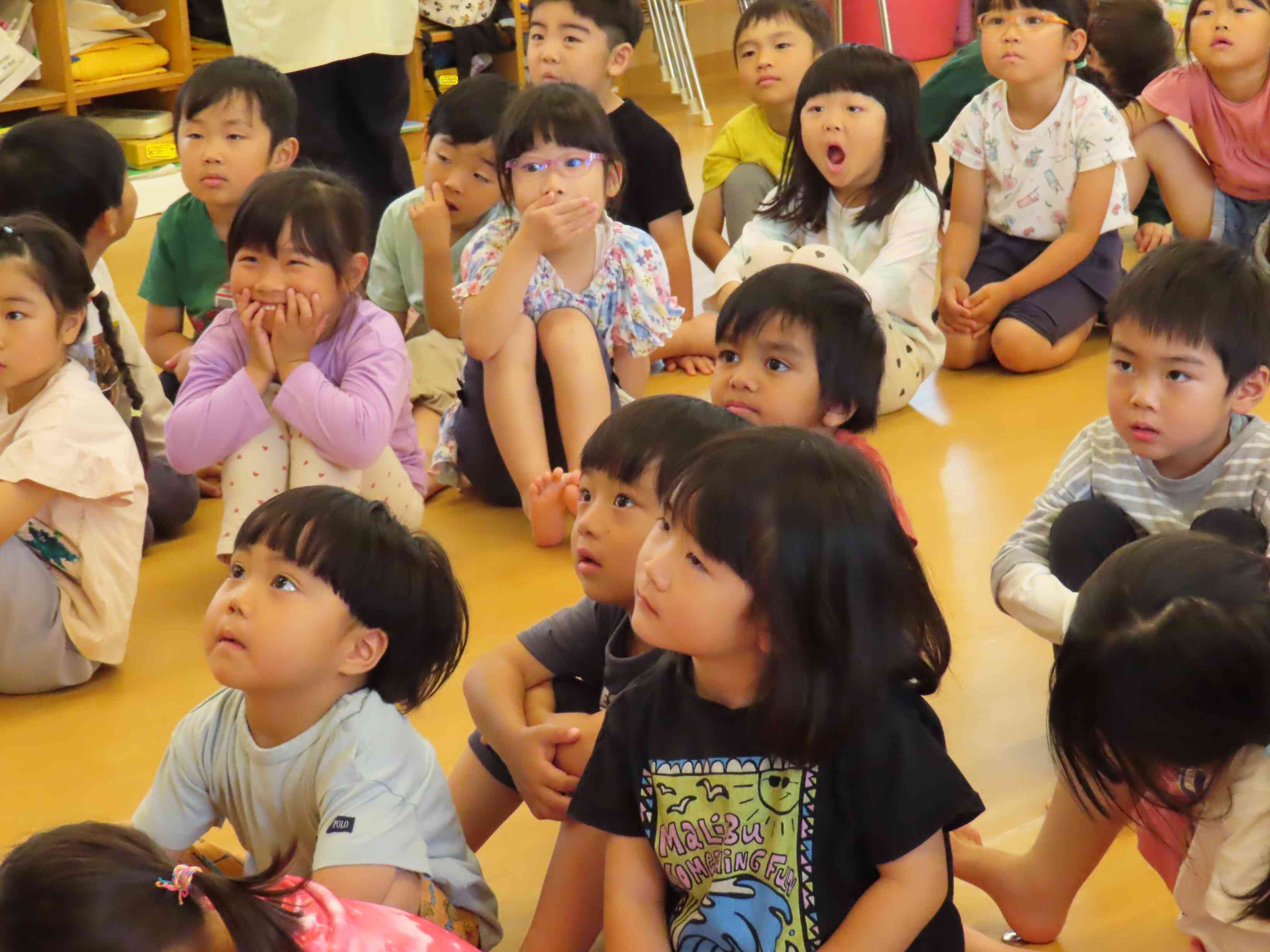 保育者の「歯磨きクイズ」に真剣に取り組む子どもたち