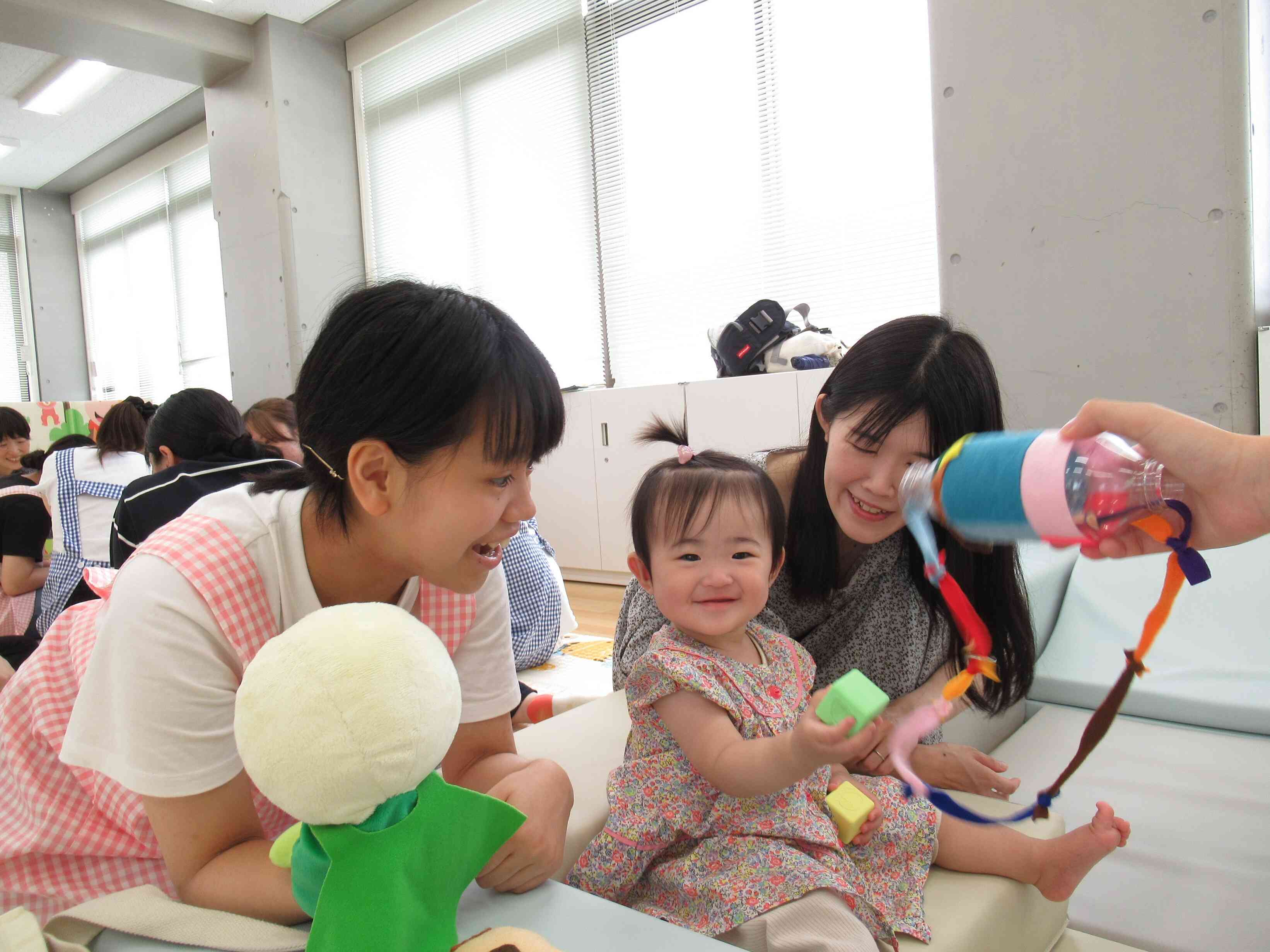 気になるおもちゃを見つけても、お気に入りは放しません。
