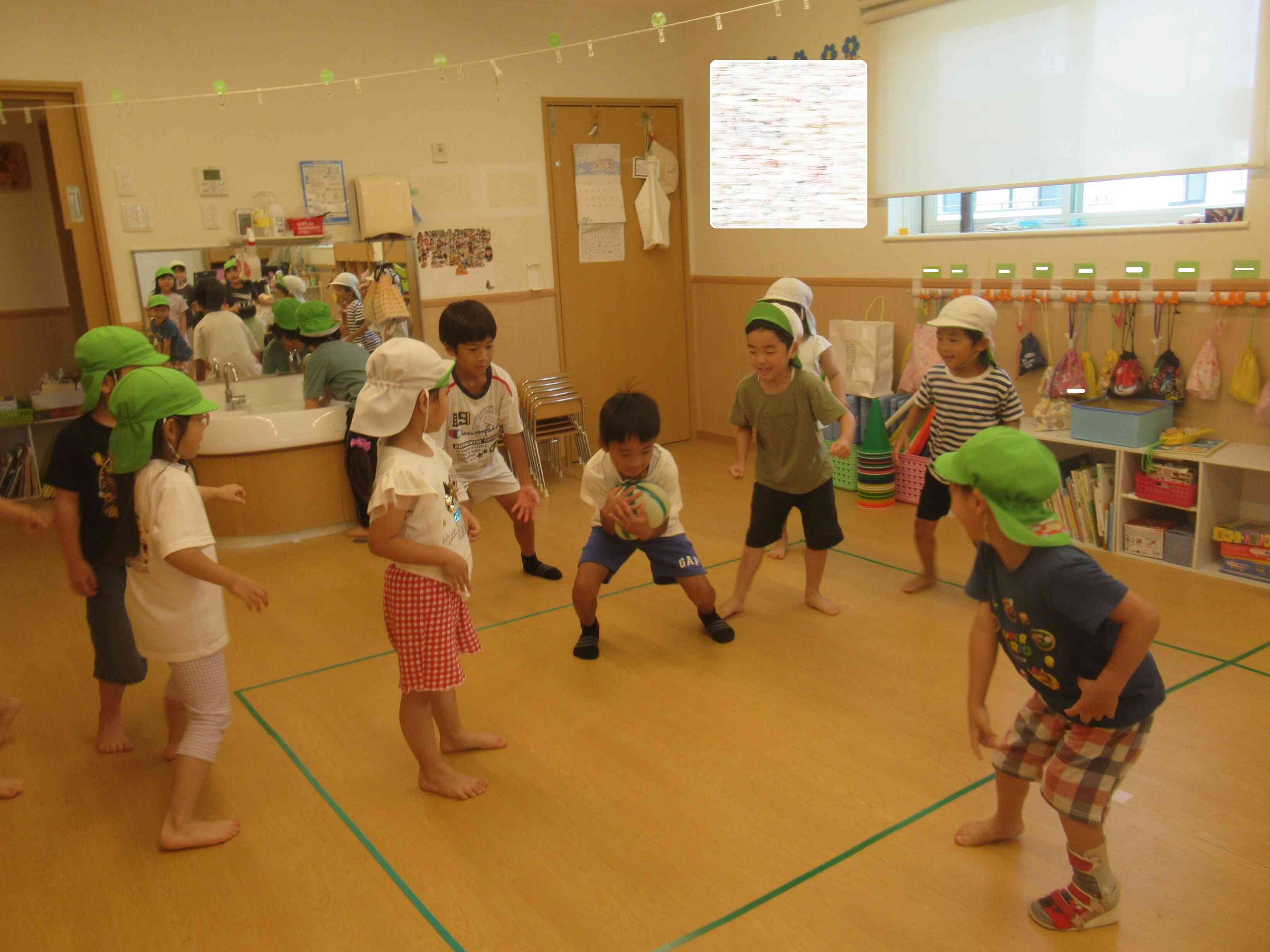 勝負事には真剣に取り組む卒園児のお兄さんです。