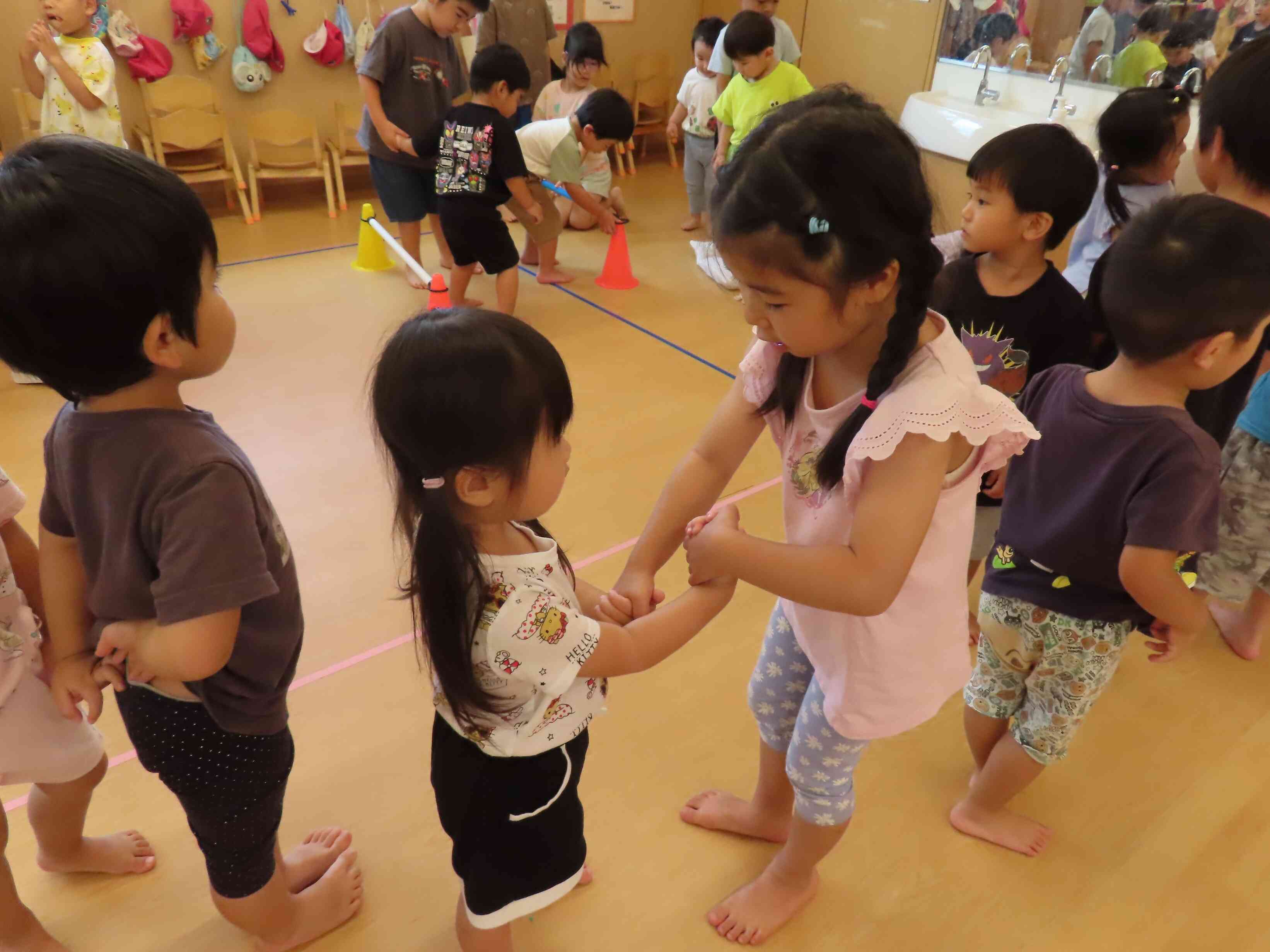 遊び方を教えてもらう2歳児のお友だち