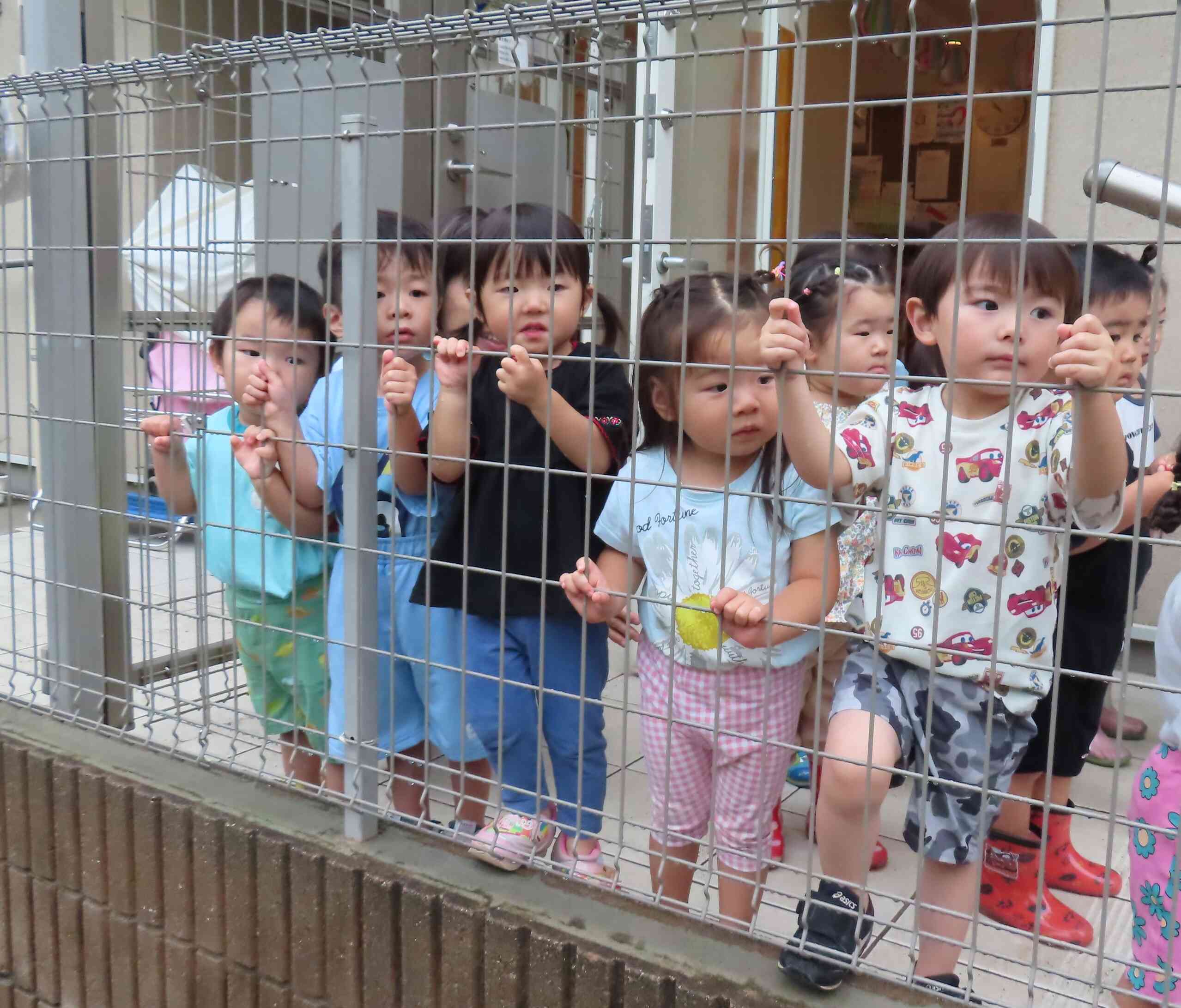 おみこしを見学中です。