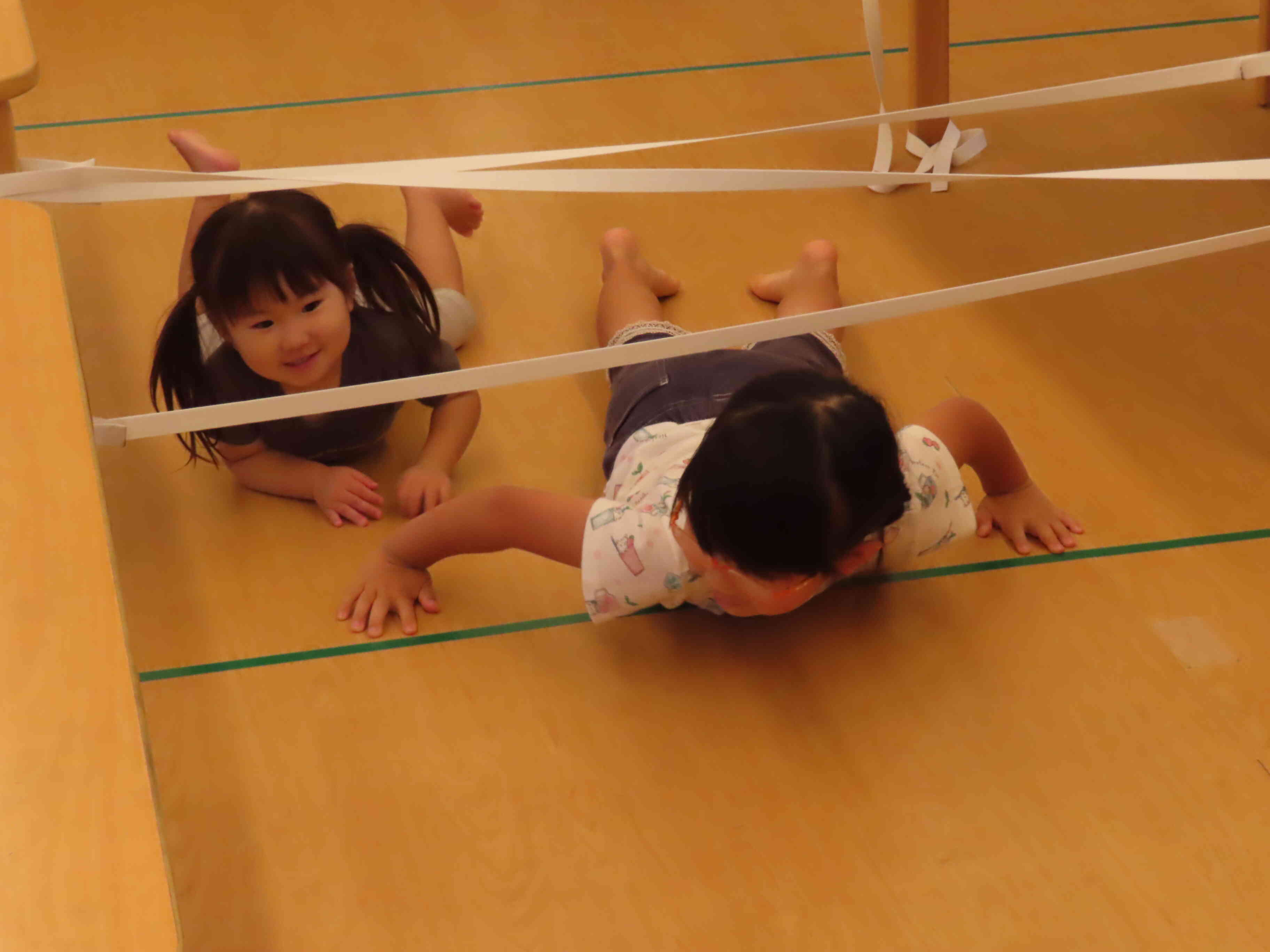 お姉さんと一緒に蜘蛛の巣くぐり