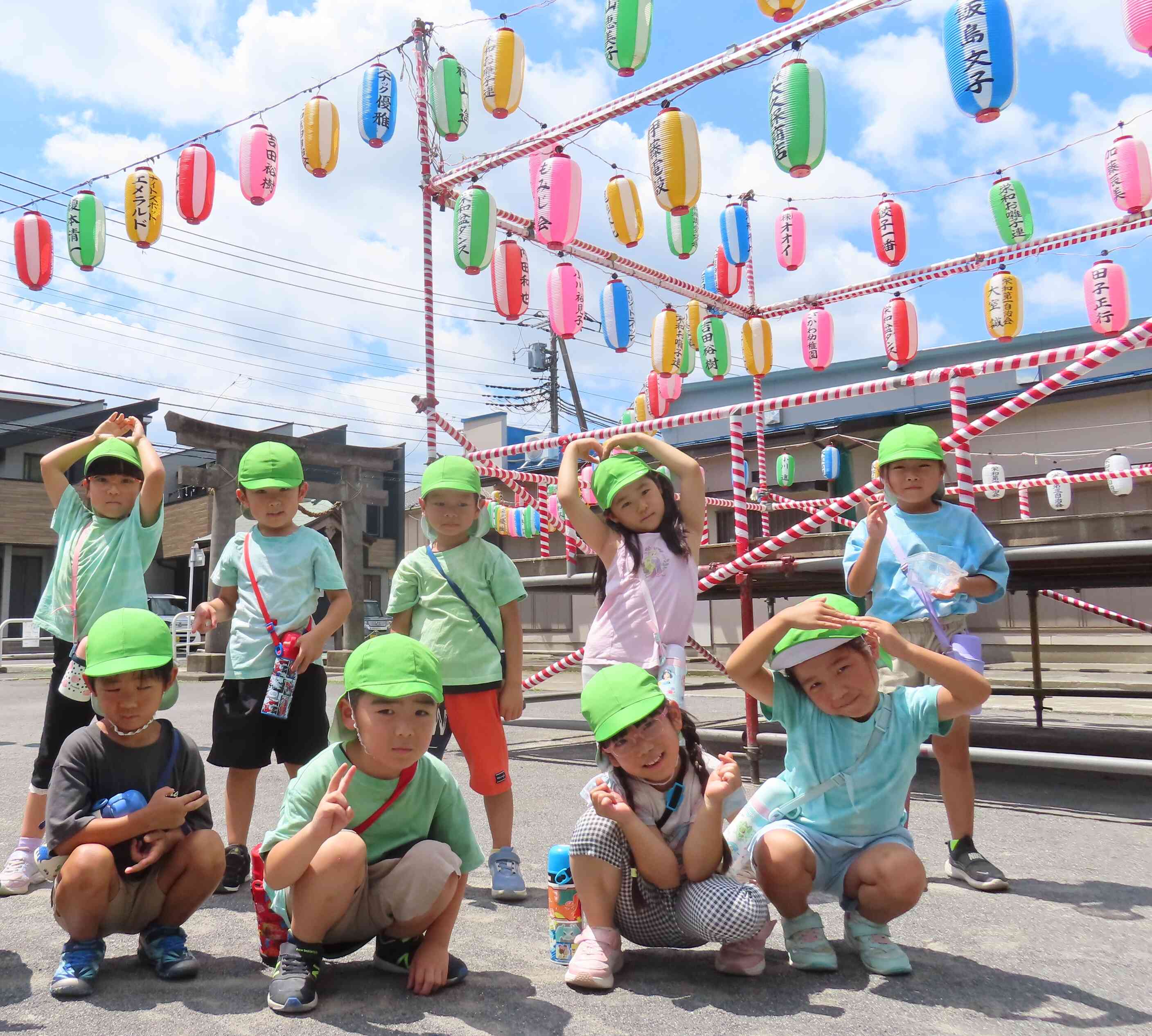 東神社のやぐらの前で