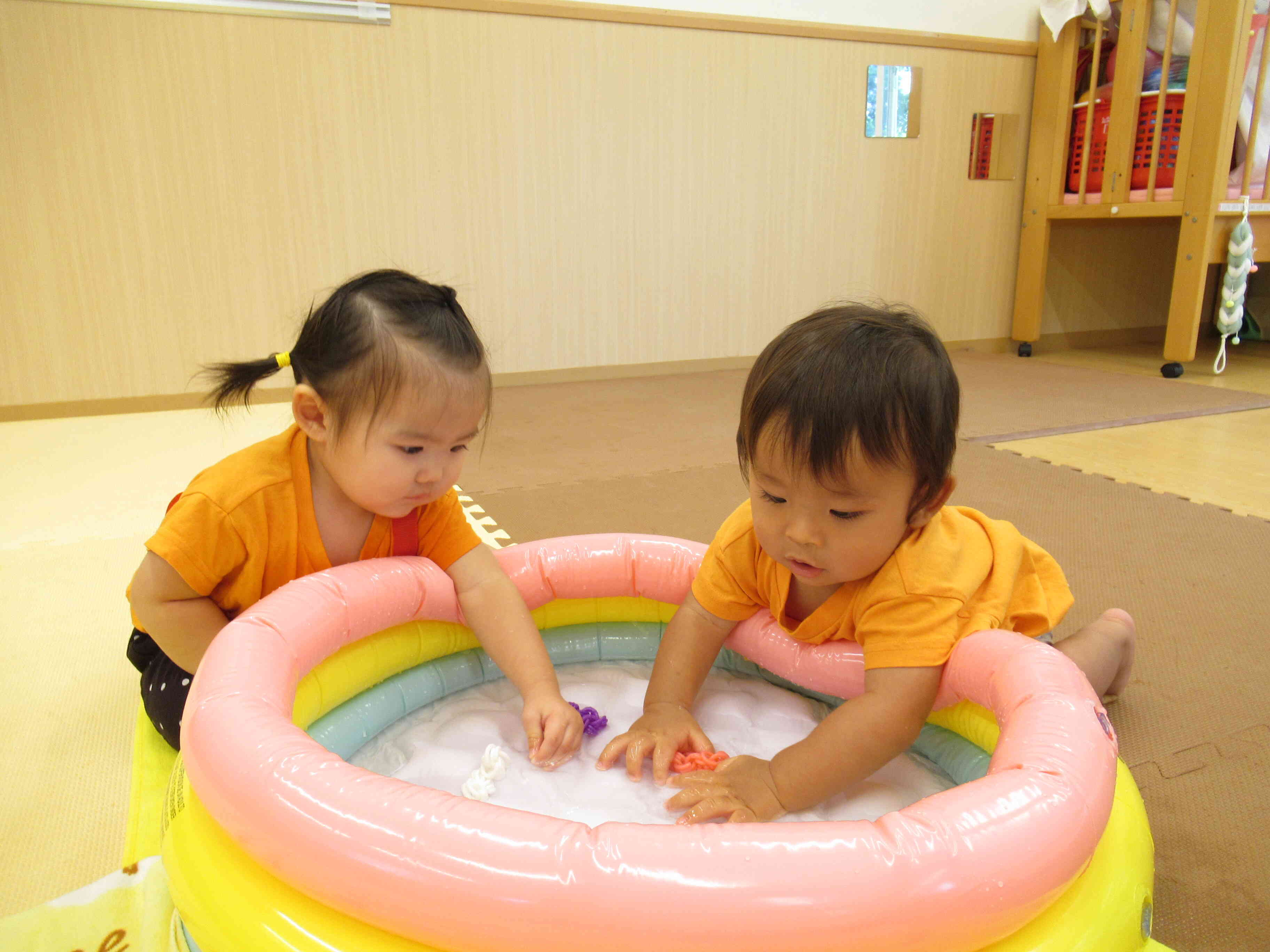 お部屋で水遊び～０歳児クラス～