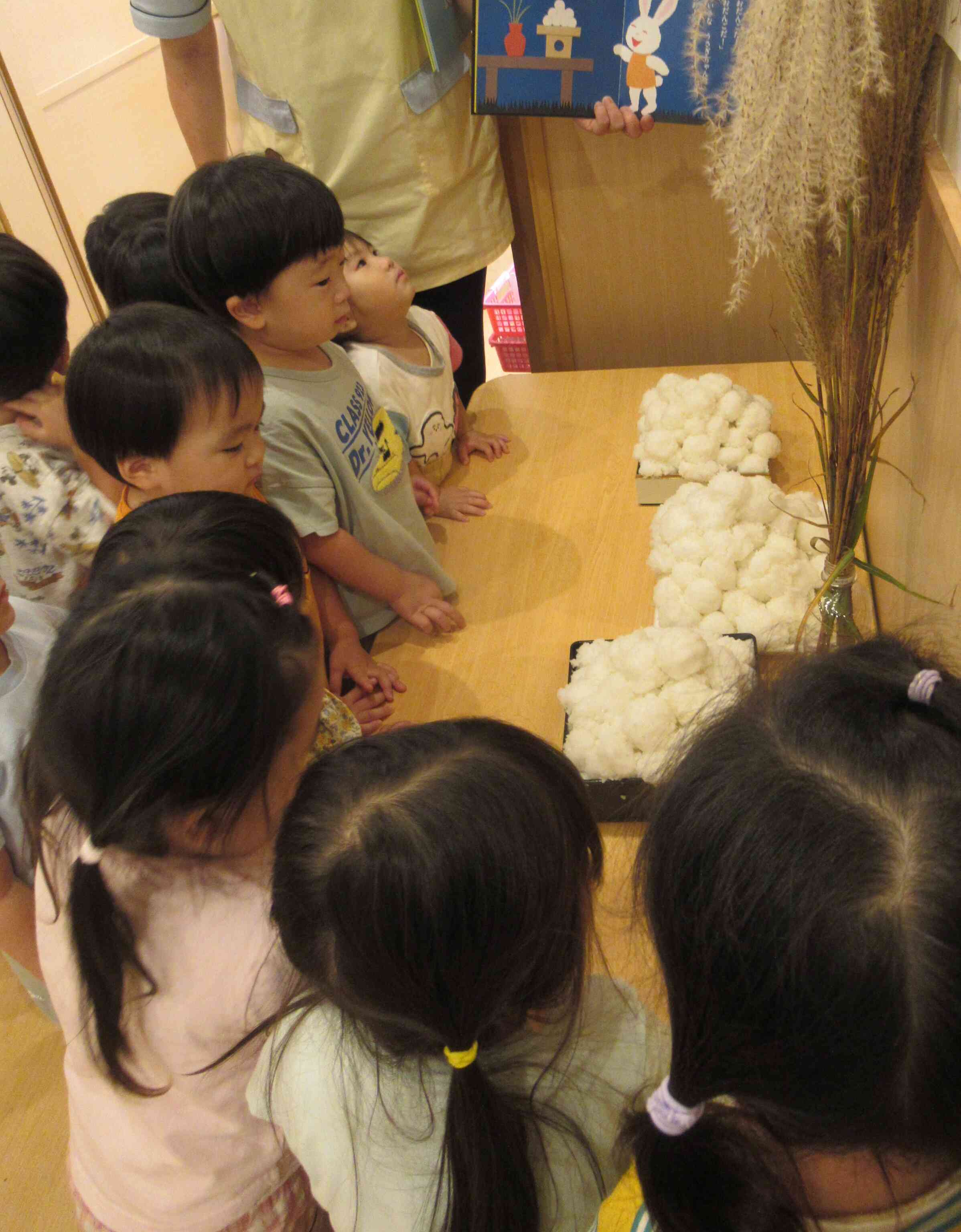 十五夜のお団子が完成!ススキと一緒に飾ってあるのを2歳児クラスのみんなで見に行きました。
