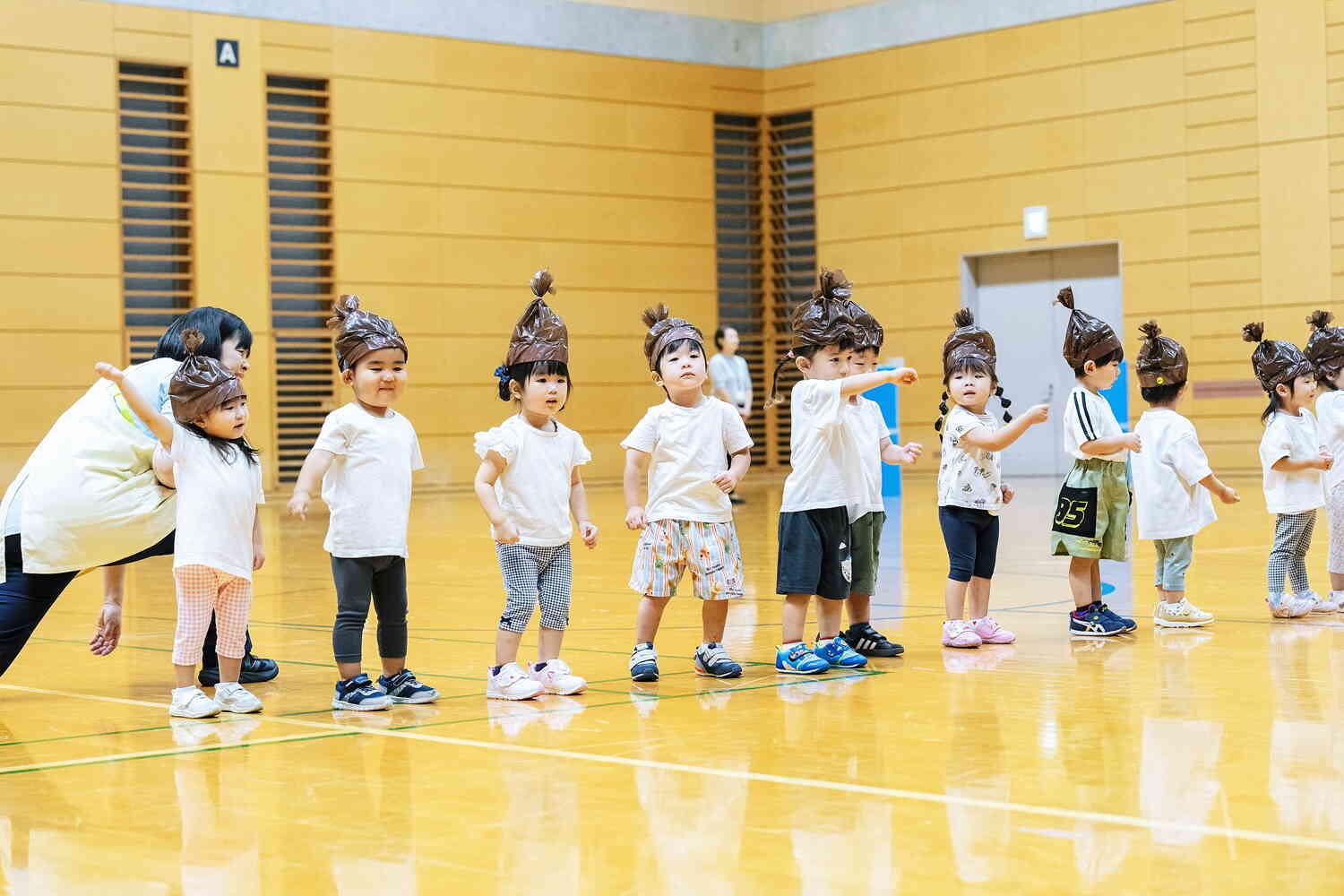 2歳児クラスは「たけのこ体操」たけのこ帽子を被って「ダバダバダバダバ、パッパッ!」元気いっぱいに踊りました。