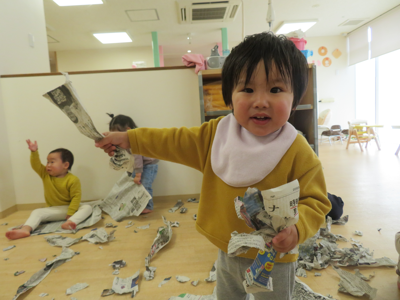 ☆新聞紙で遊んだよ☆｜ニチイキッズ堺駅前保育園｜ニチイキッズ