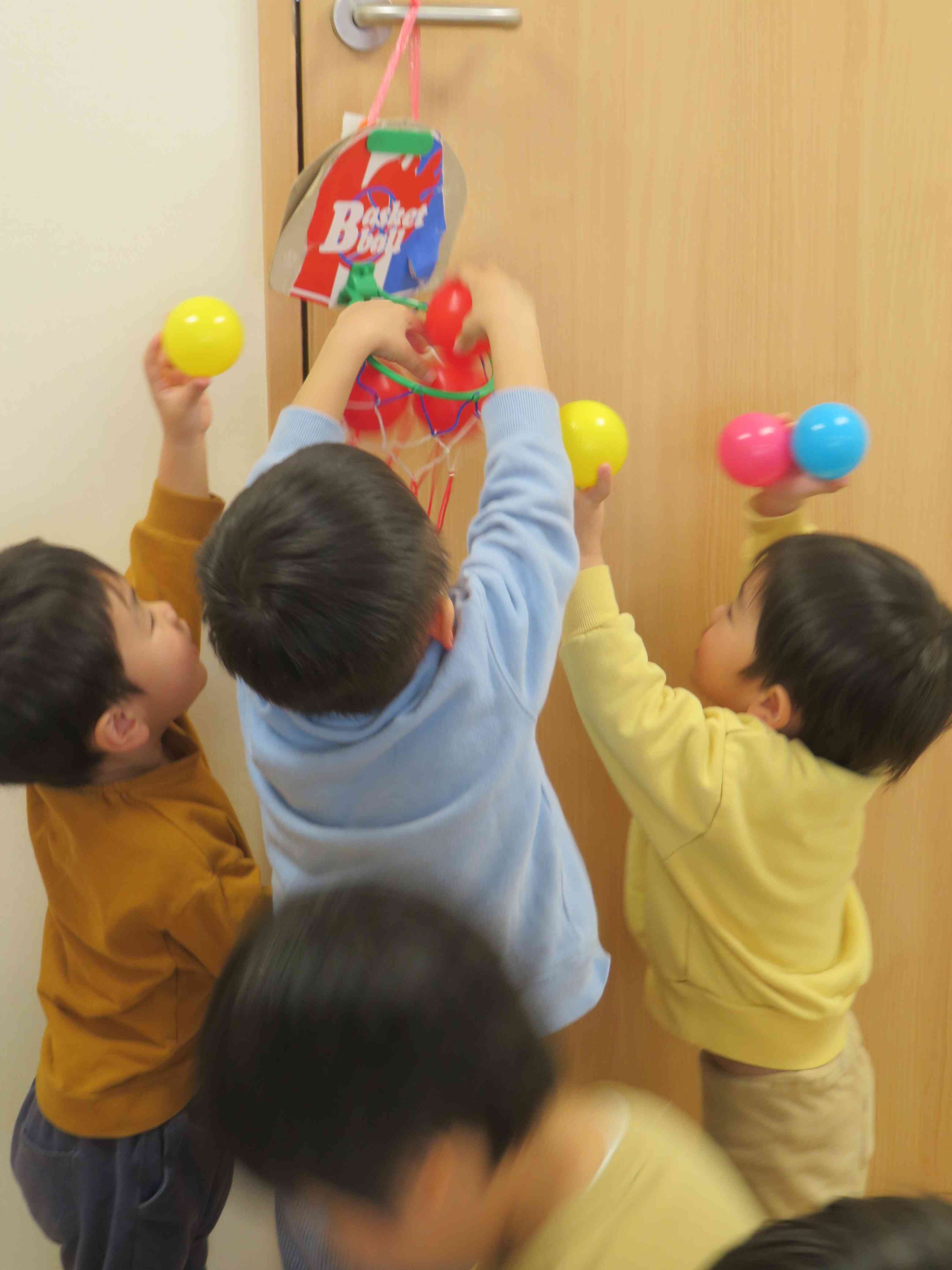 ☆ボールで遊んだよ☆｜ニチイキッズ堺駅前保育園｜ニチイキッズ