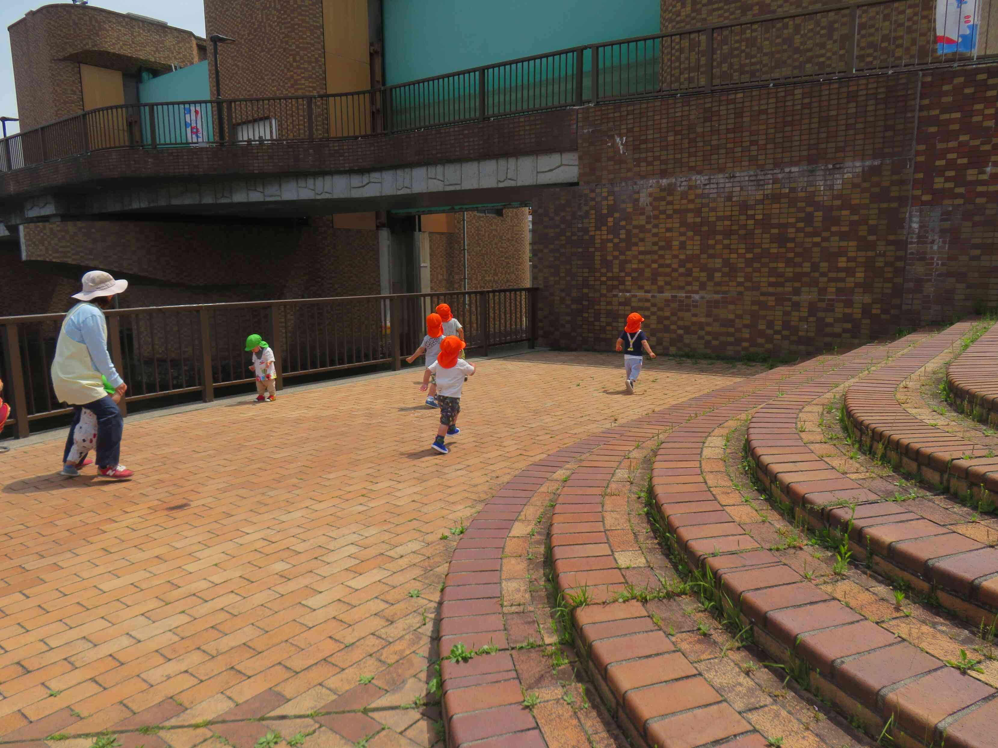 追いかけっこをしたり、保育士と一緒に歩いて探索♪