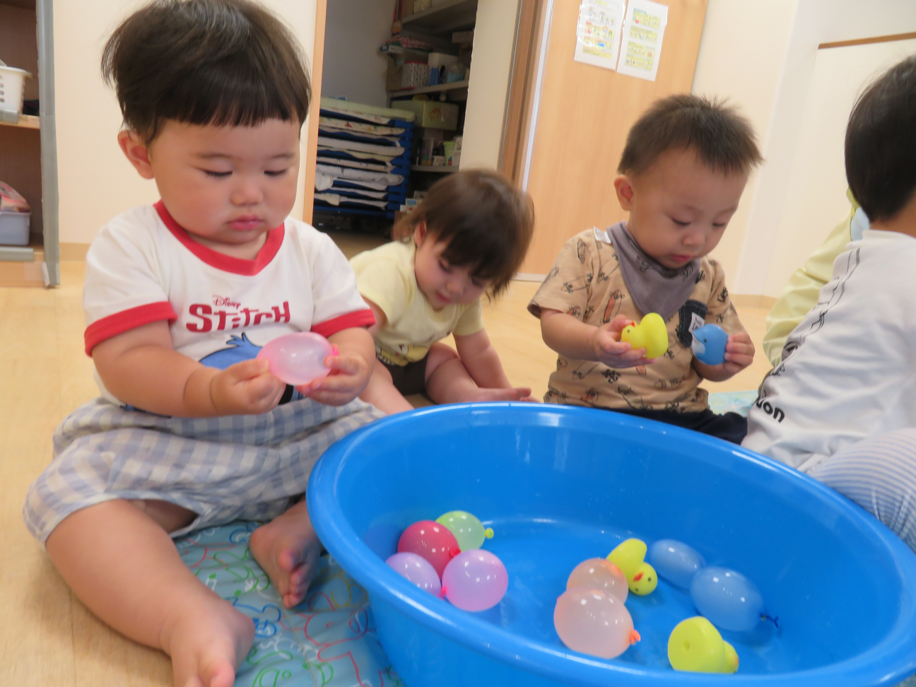 水風船の感触が気持ちいい～。