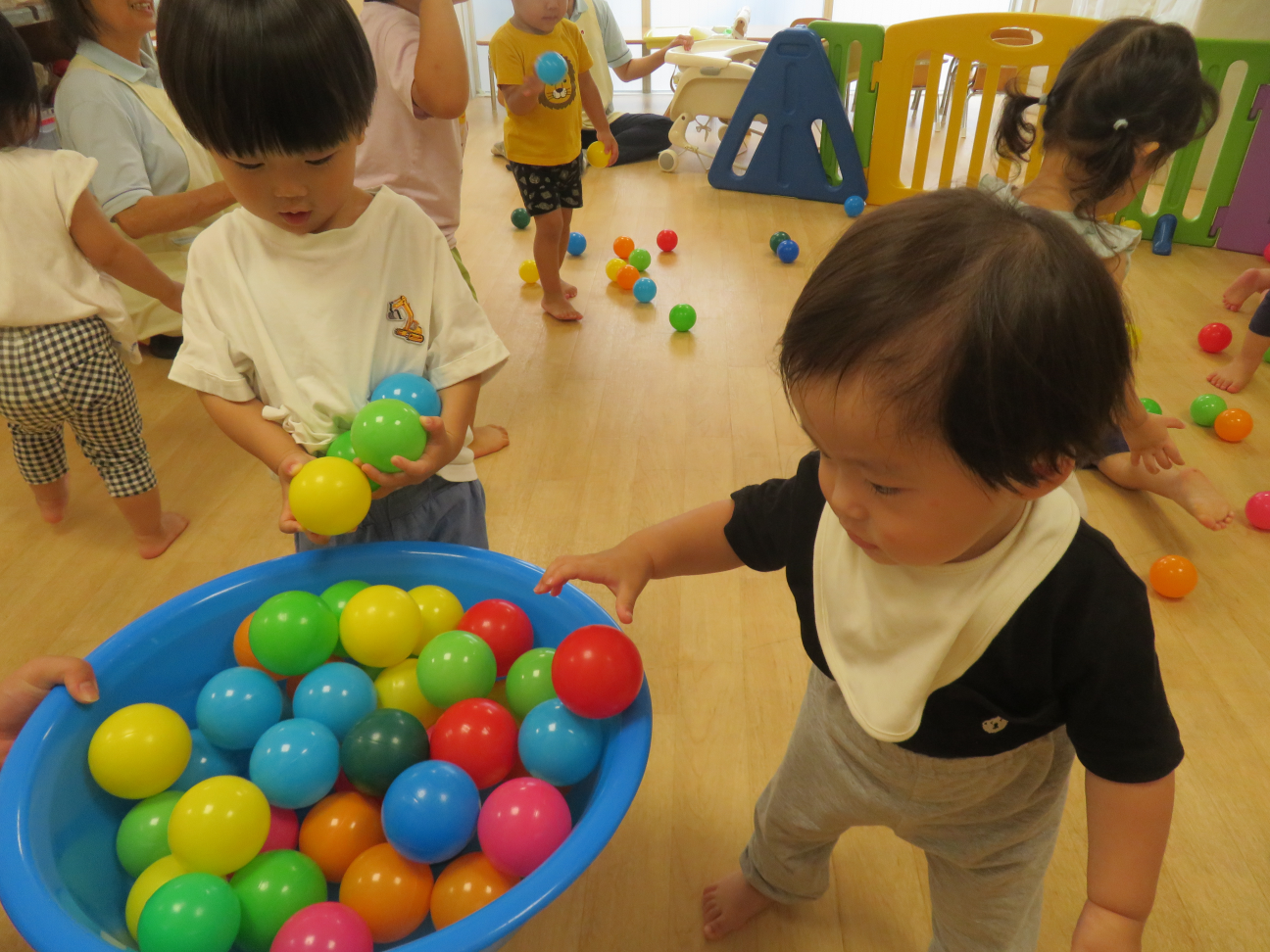☆ボールで遊んだよ☆｜ニチイキッズ堺駅前保育園｜ニチイキッズ