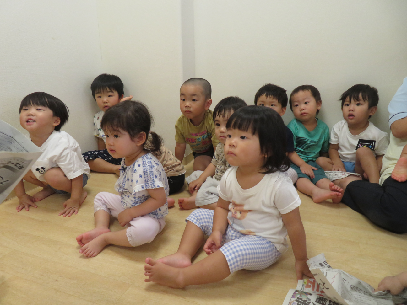 ☆新聞紙で遊んだよ☆