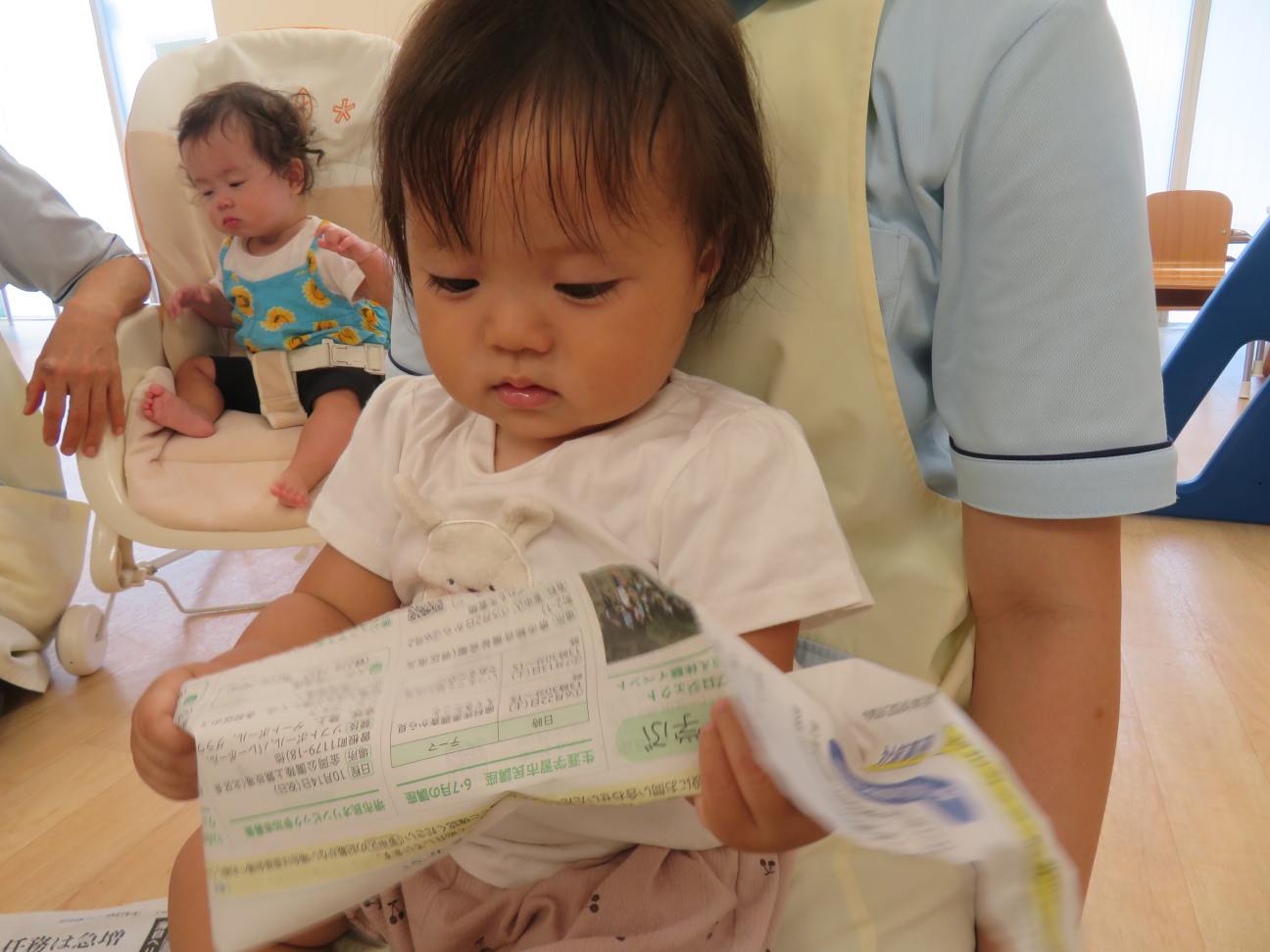 ひよこ組のお友だちも新聞紙をビリビリと破いて遊んだよ☆
