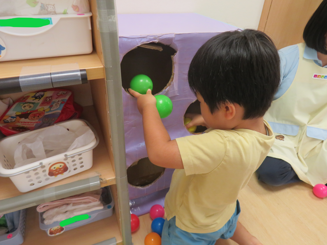 箱にもたくさんボールを入れて遊んだよ☆