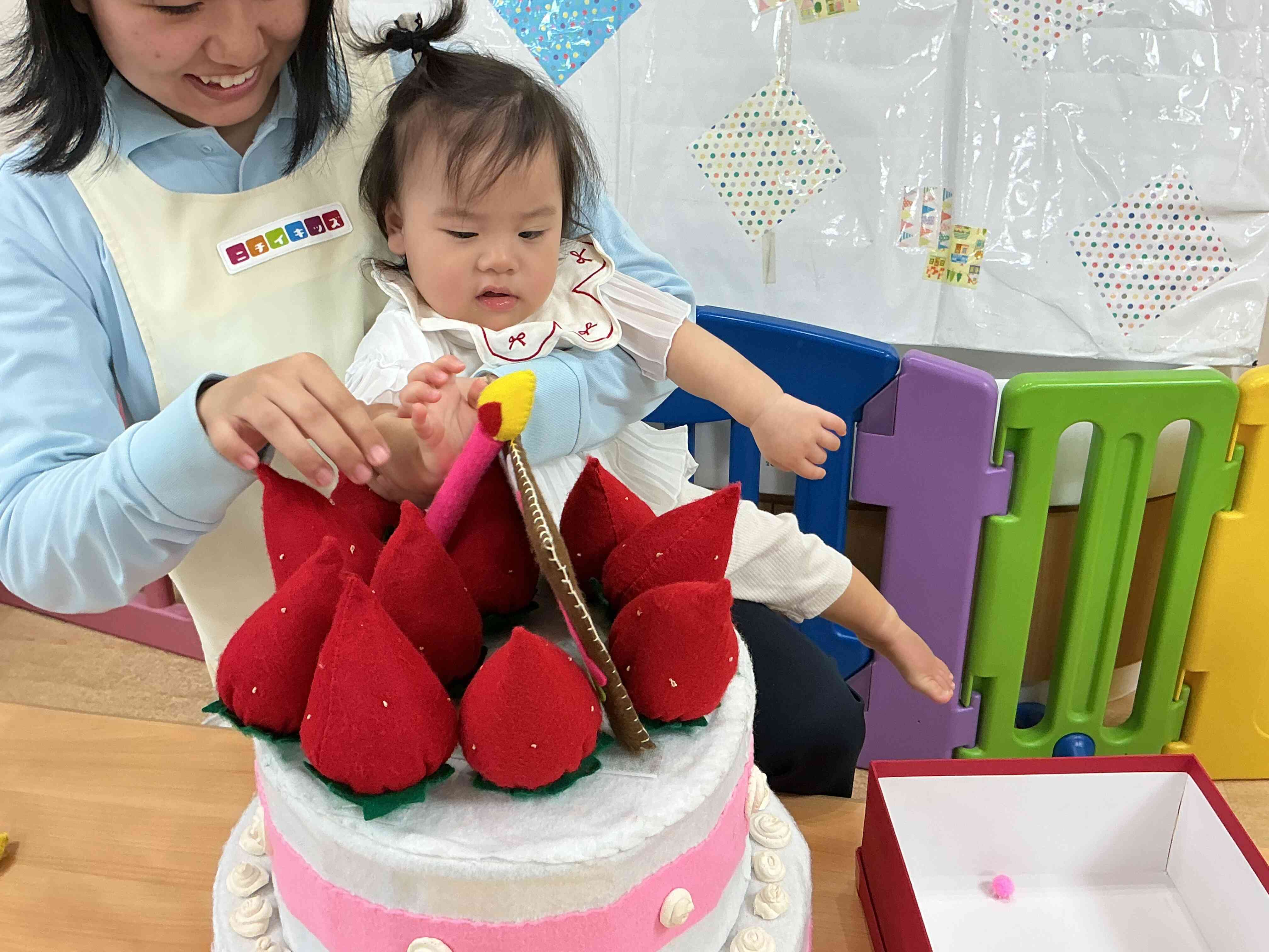 先生と一緒に飾りつけ