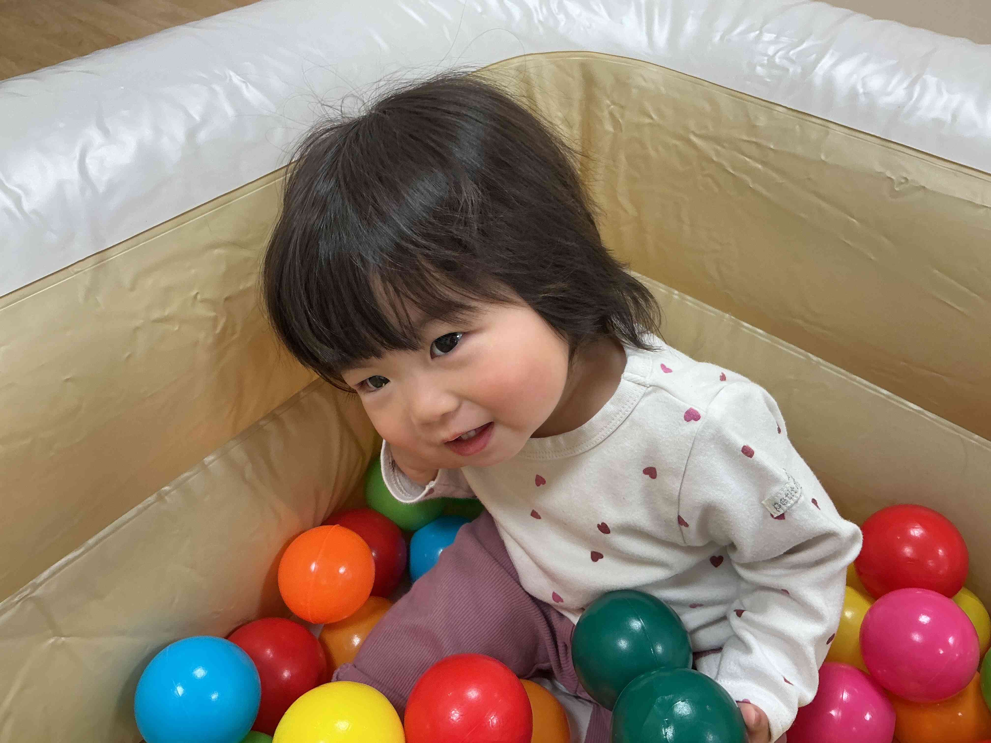 ボールプール楽しいな♪
