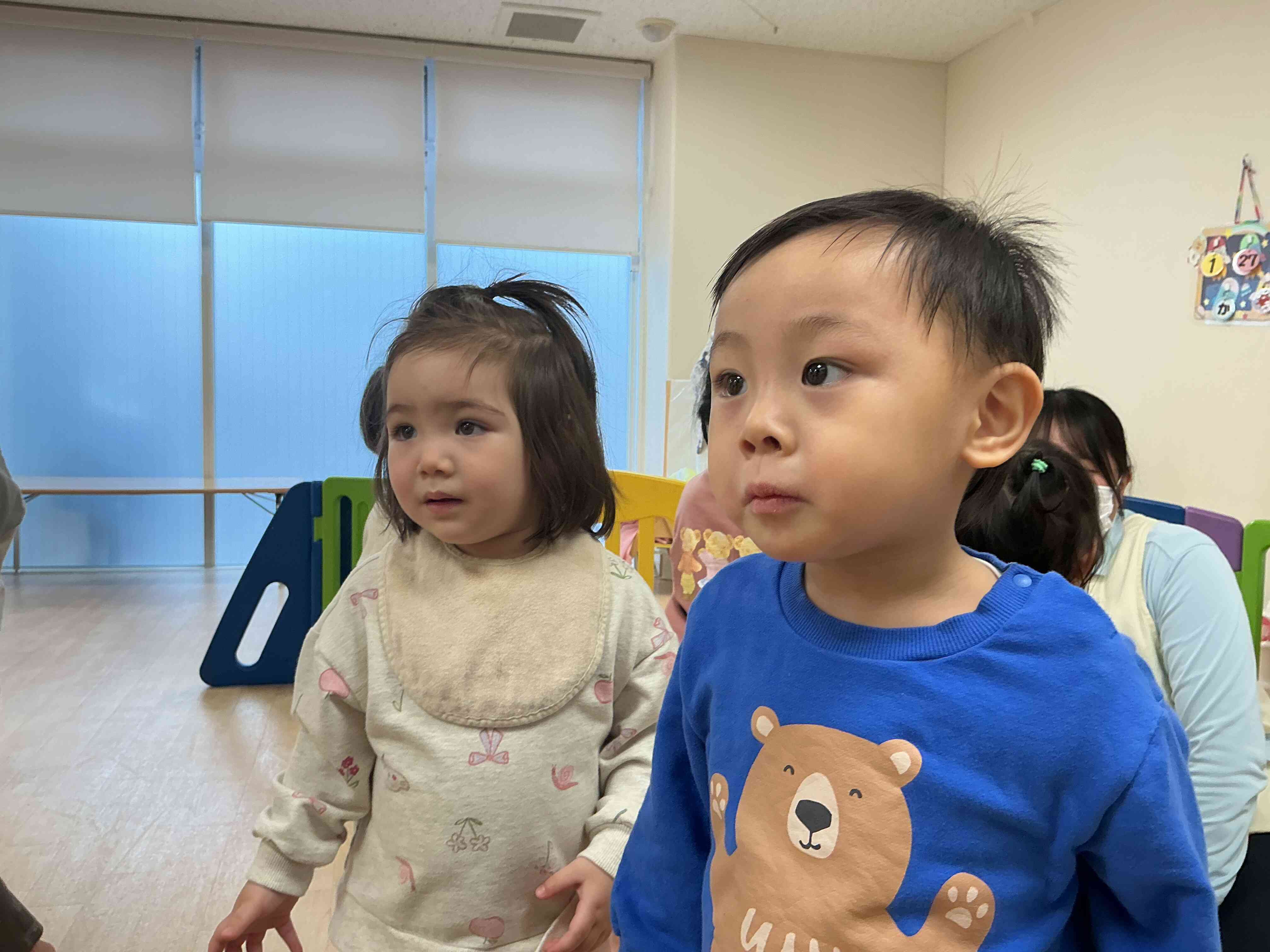 風船が膨らんでいくところを見てるよ。