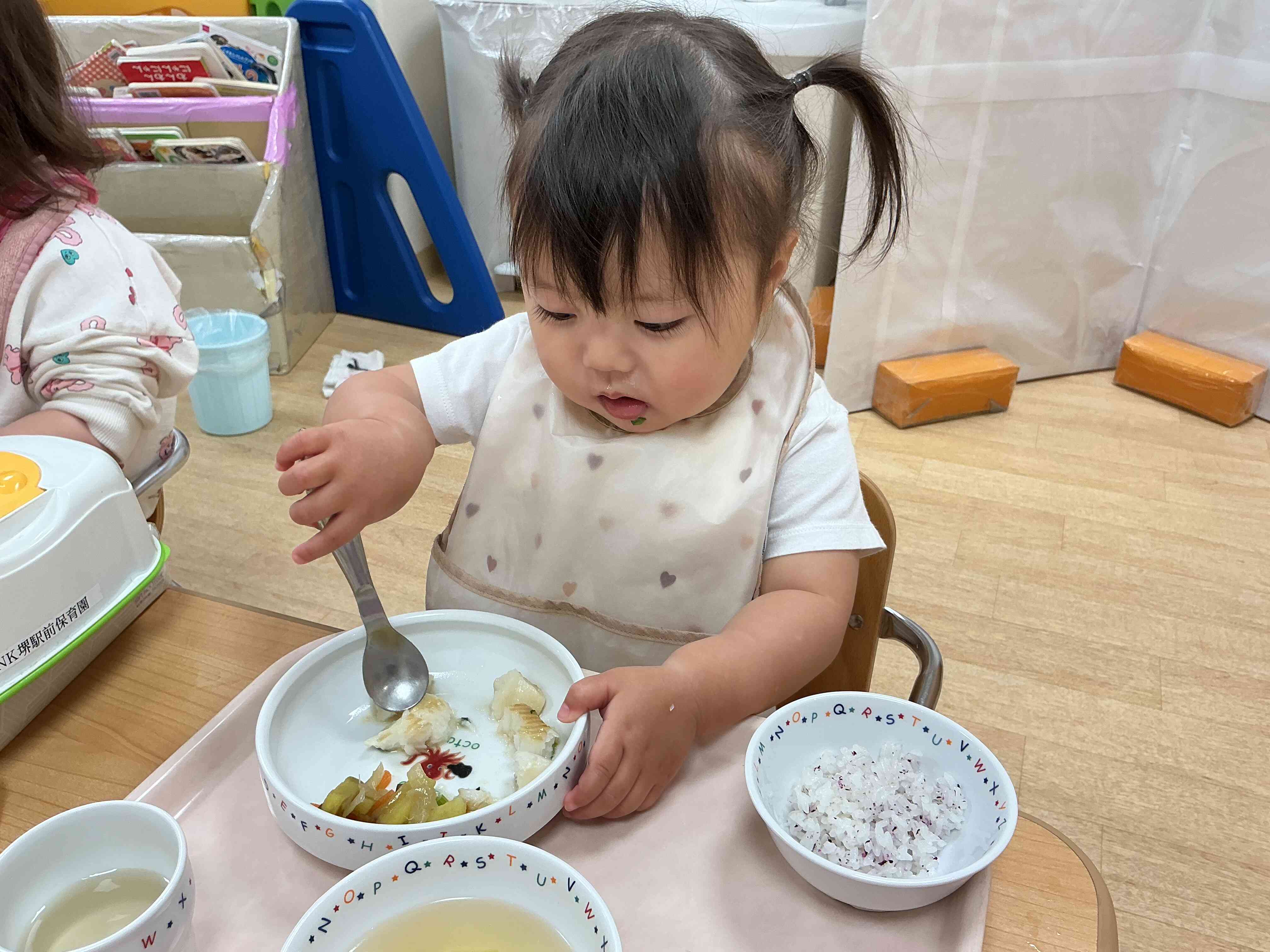 ひよこ組のお友達⭐︎スプーンを持って上手に食べるよ⭐︎