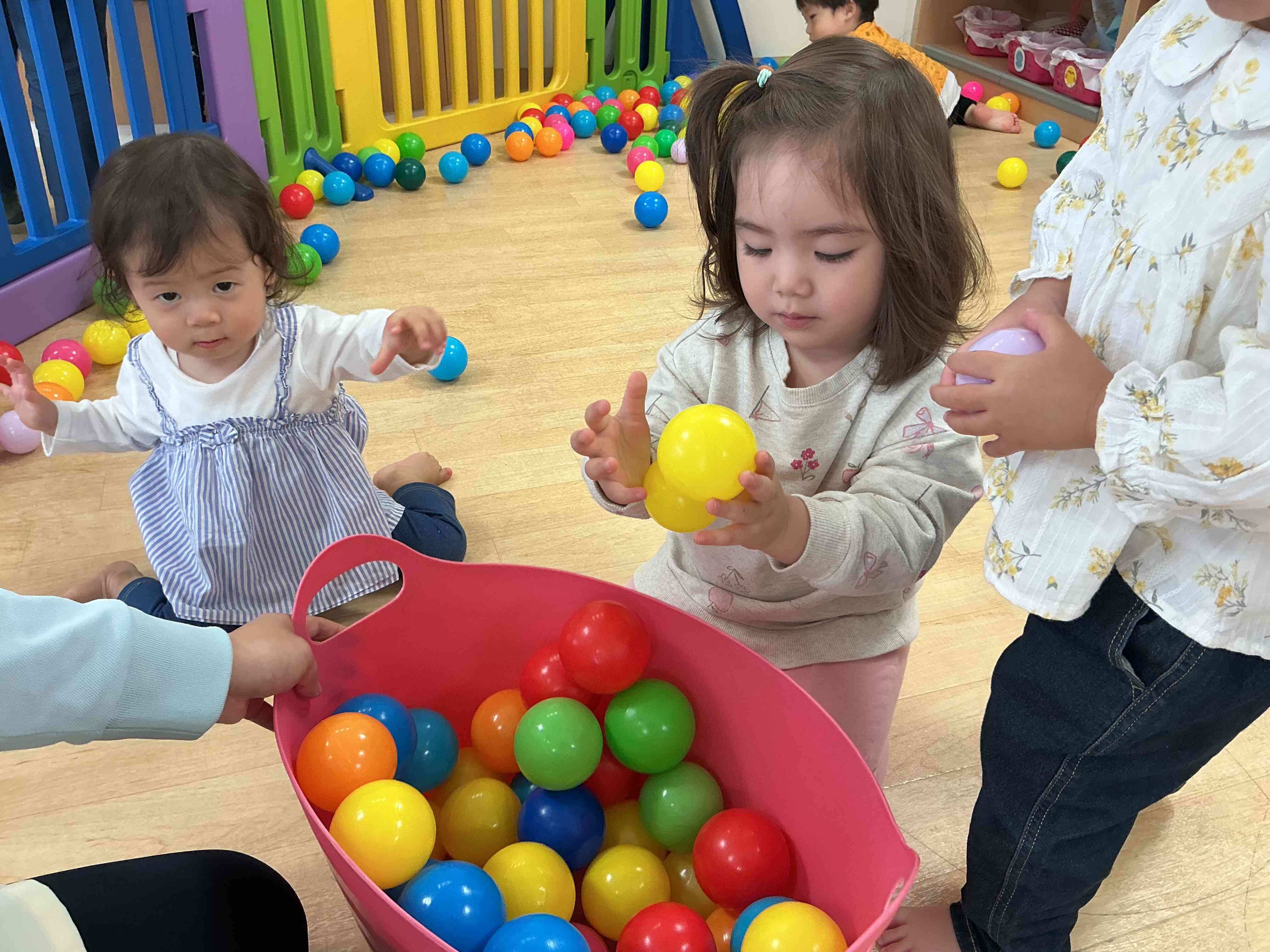 カゴの中がボールでいっぱいになってきたね♪