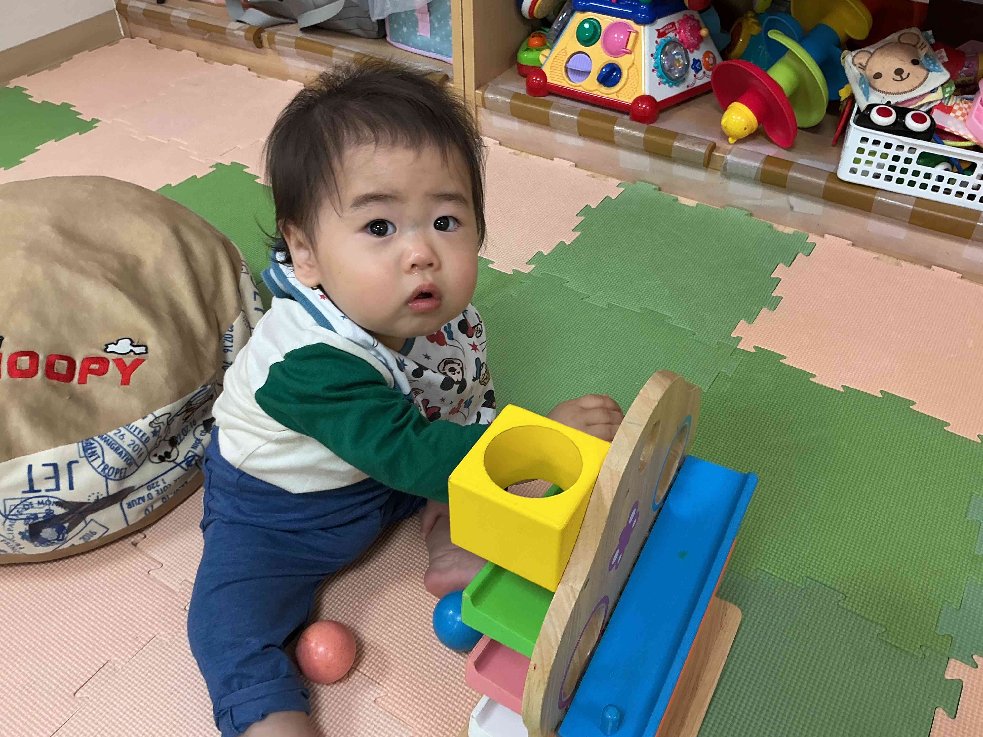 ひよこ組のお友達はボール転がしで遊びました⭐︎