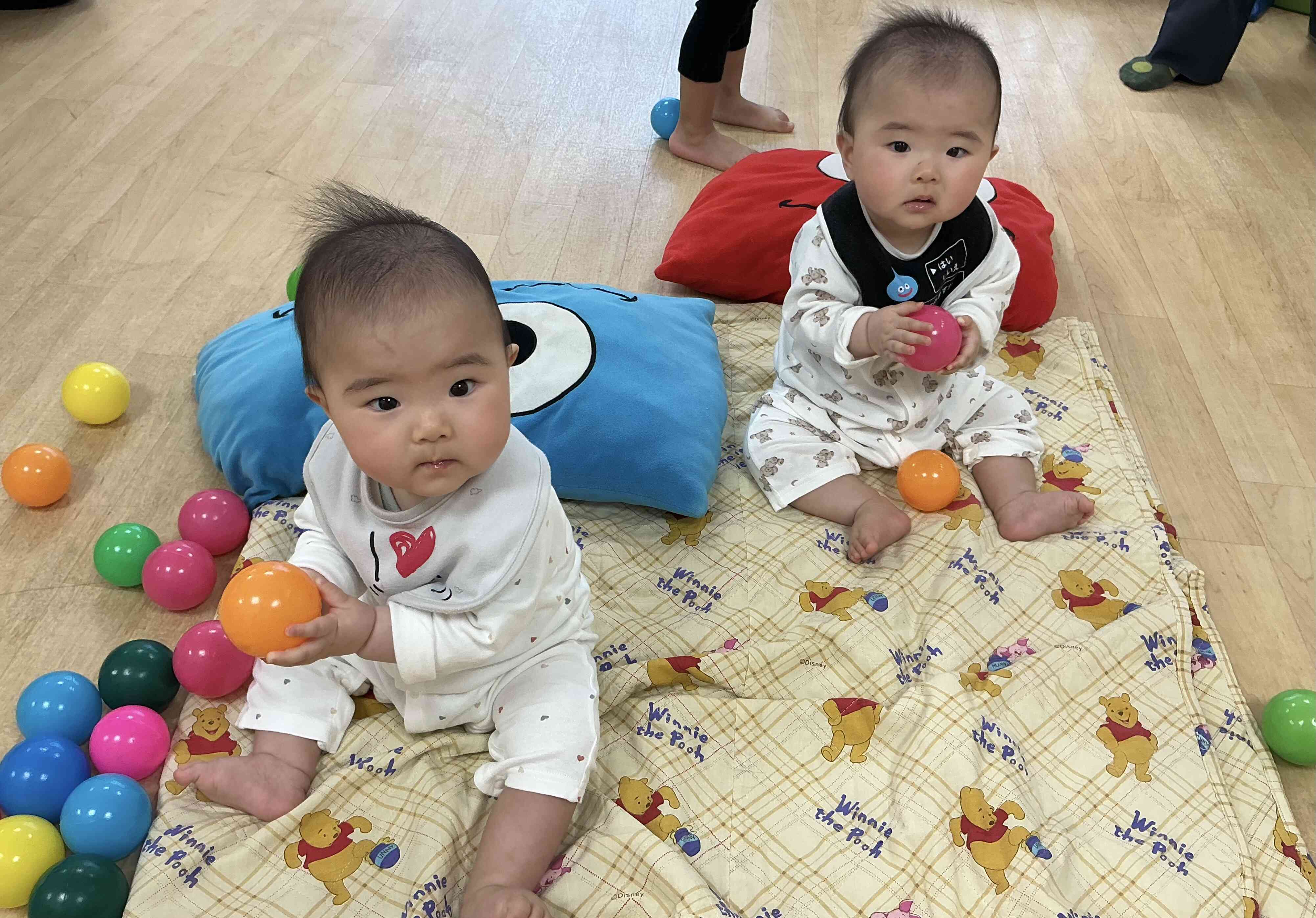 ひよこ組のお友達はボールを触ったり、手を伸ばしてボールを取ったよ！