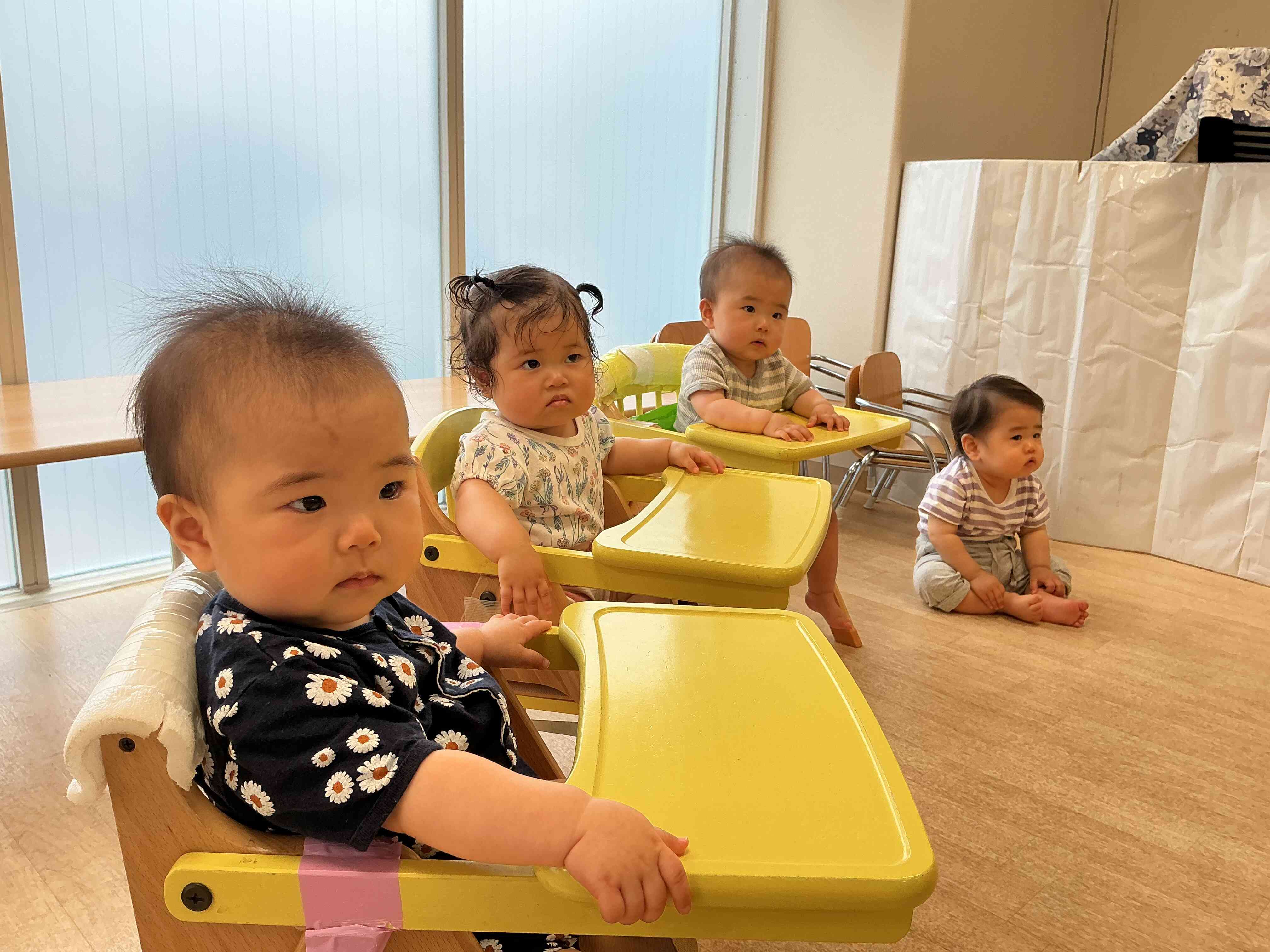 ひよこ組さんも椅子に座って英語に参加したよ⭐︎