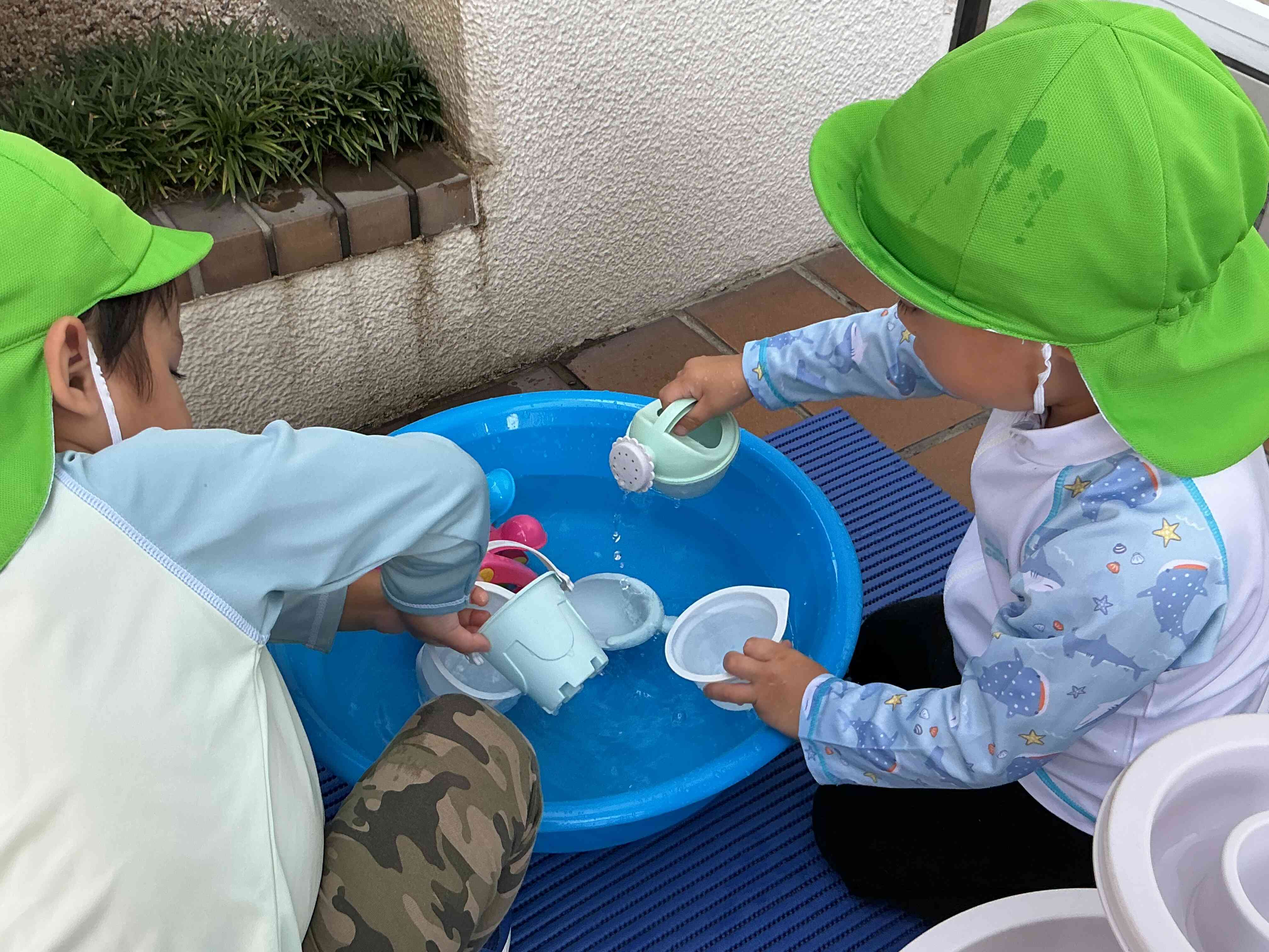 じょうろを使ってジャーと流すよ!