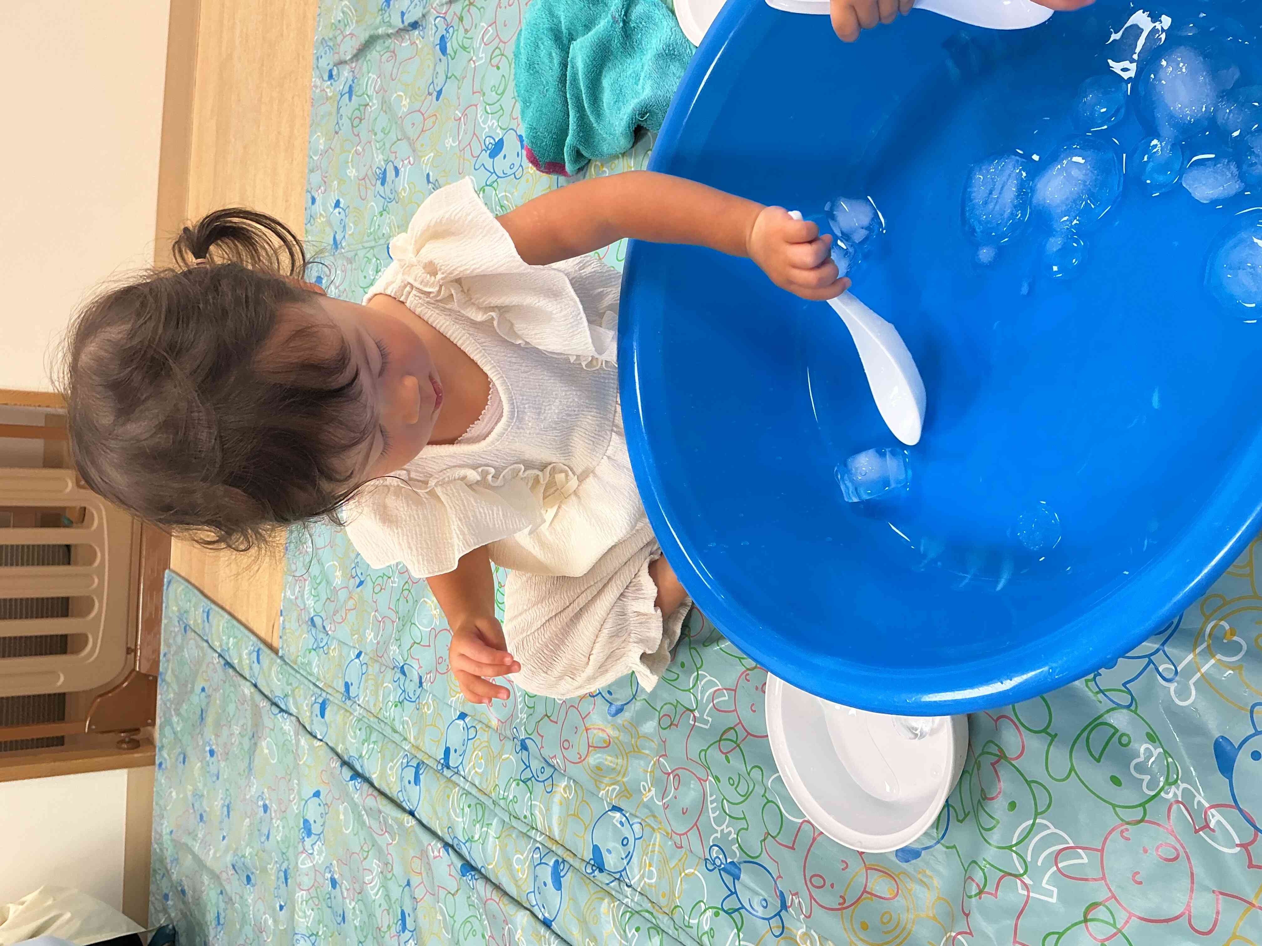 集中して氷をすくっていました☆