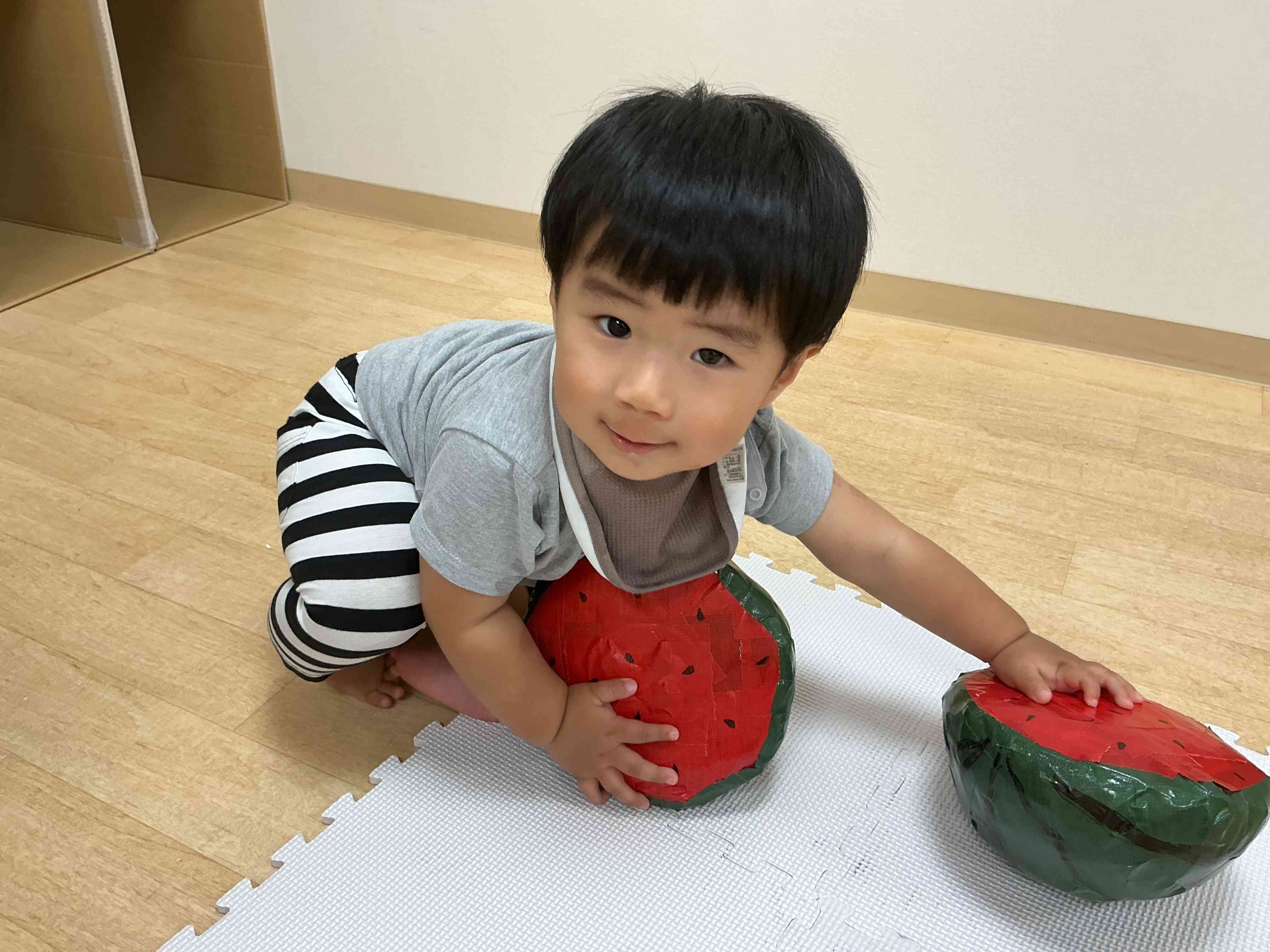 ひよこ組のみんなも、先生と一緒に棒を持って割りました☆