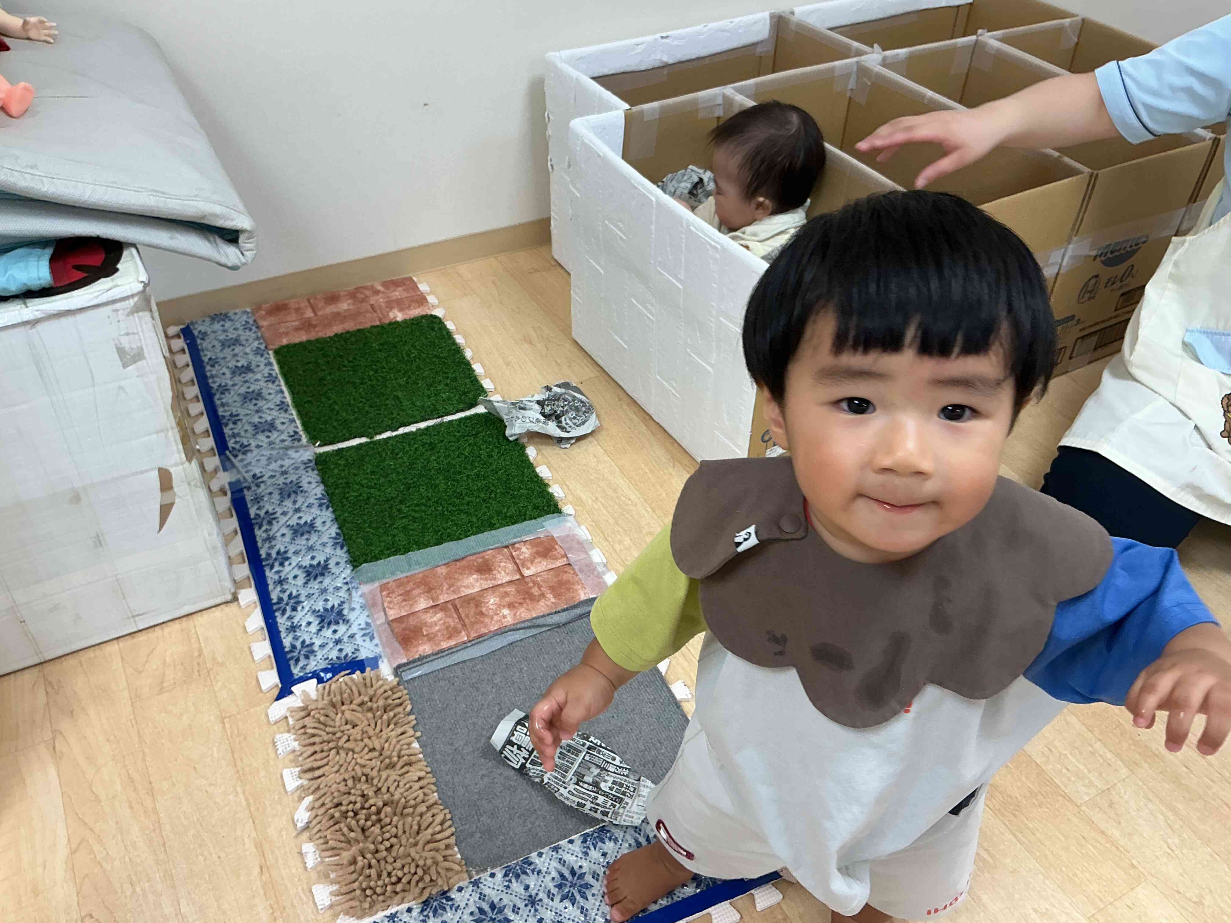 ひよこ組のみんなも、楽しそうに、少し不思議そうに新聞紙で遊んでいました!