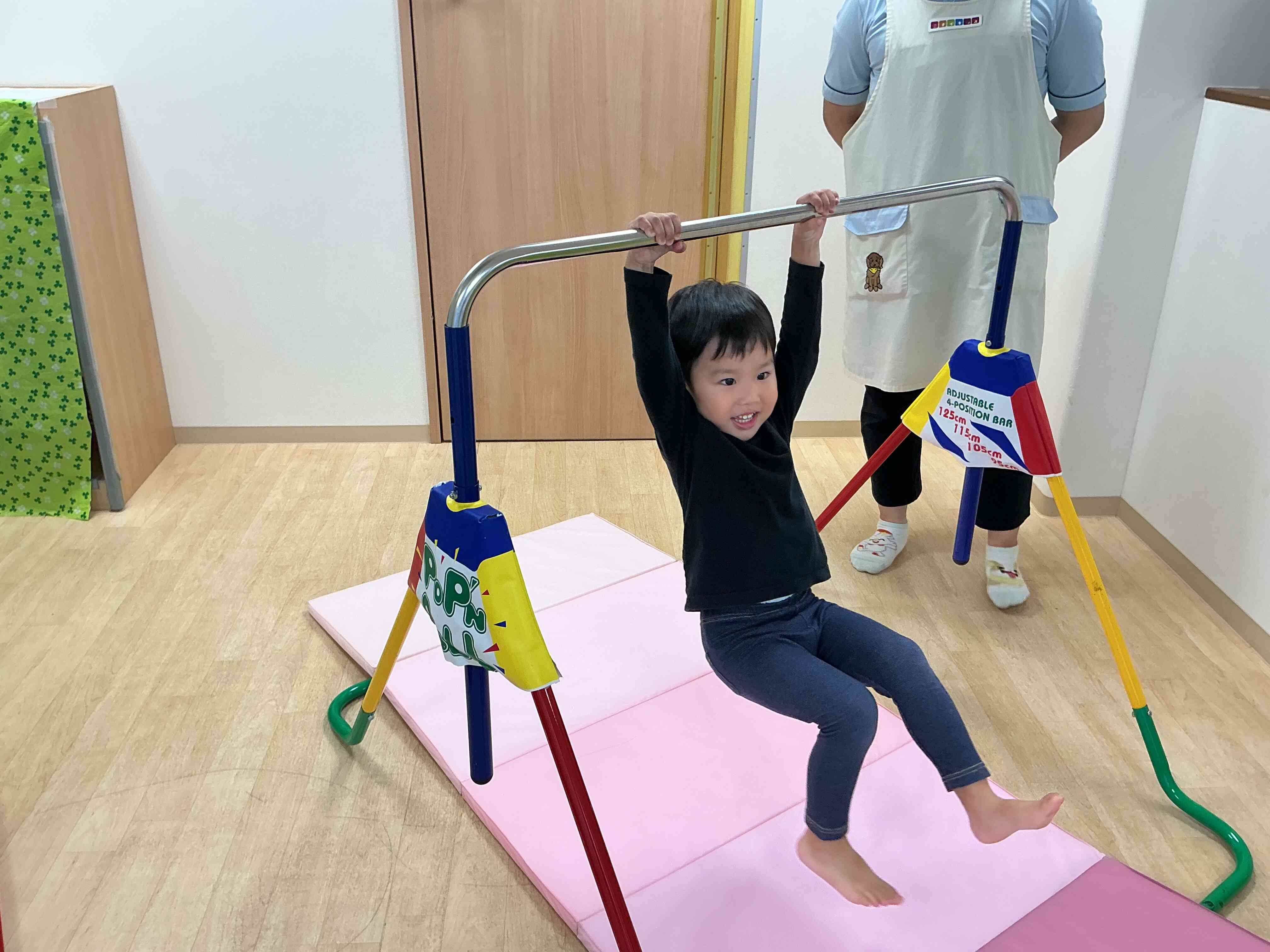 2歳児クラスは鉄棒にも挑戦します!