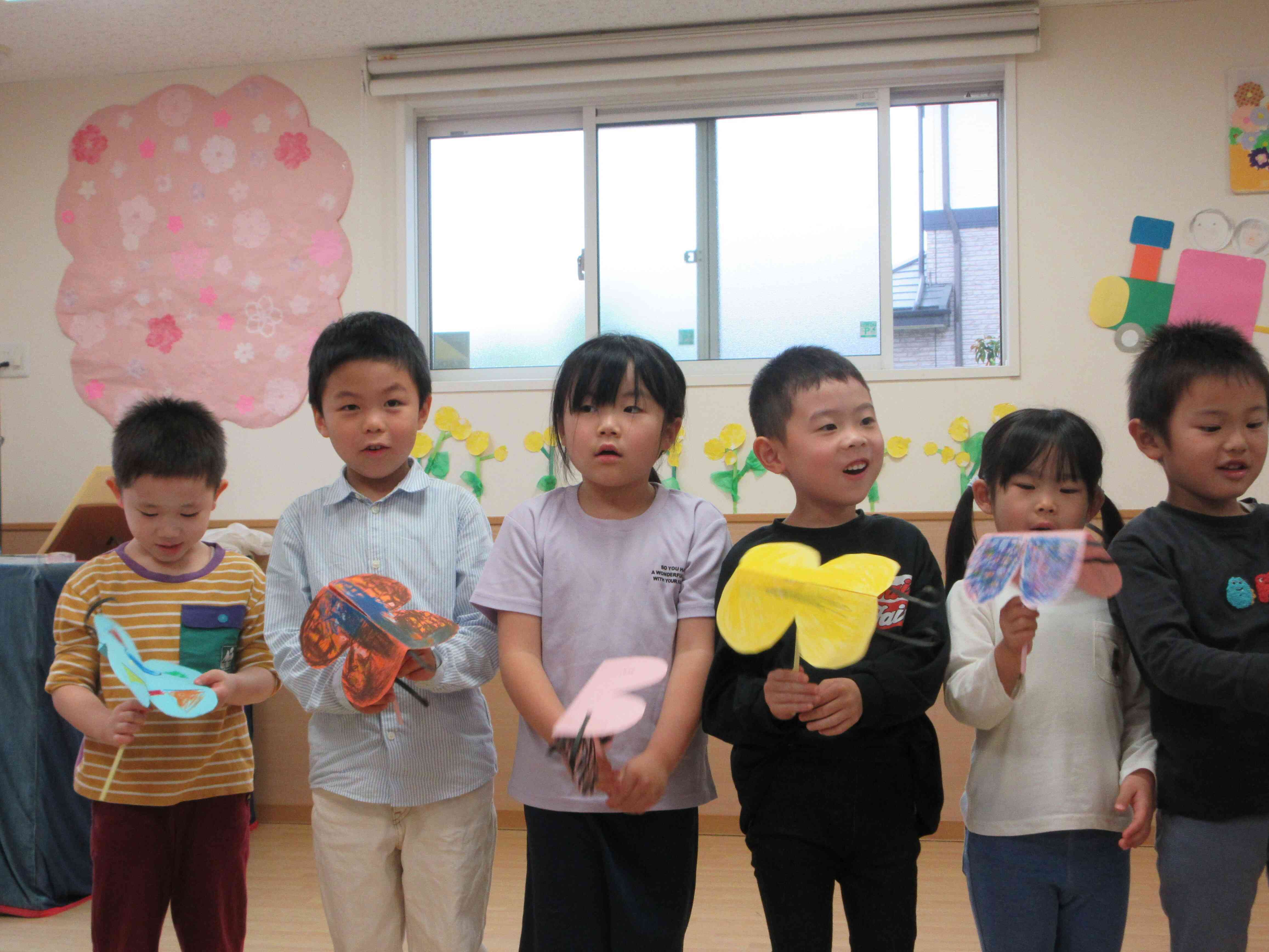 　「おはながわらった」を歌いました。　　5歳児がお祝いの気持ちをこめて毎月歌を歌っていきます。