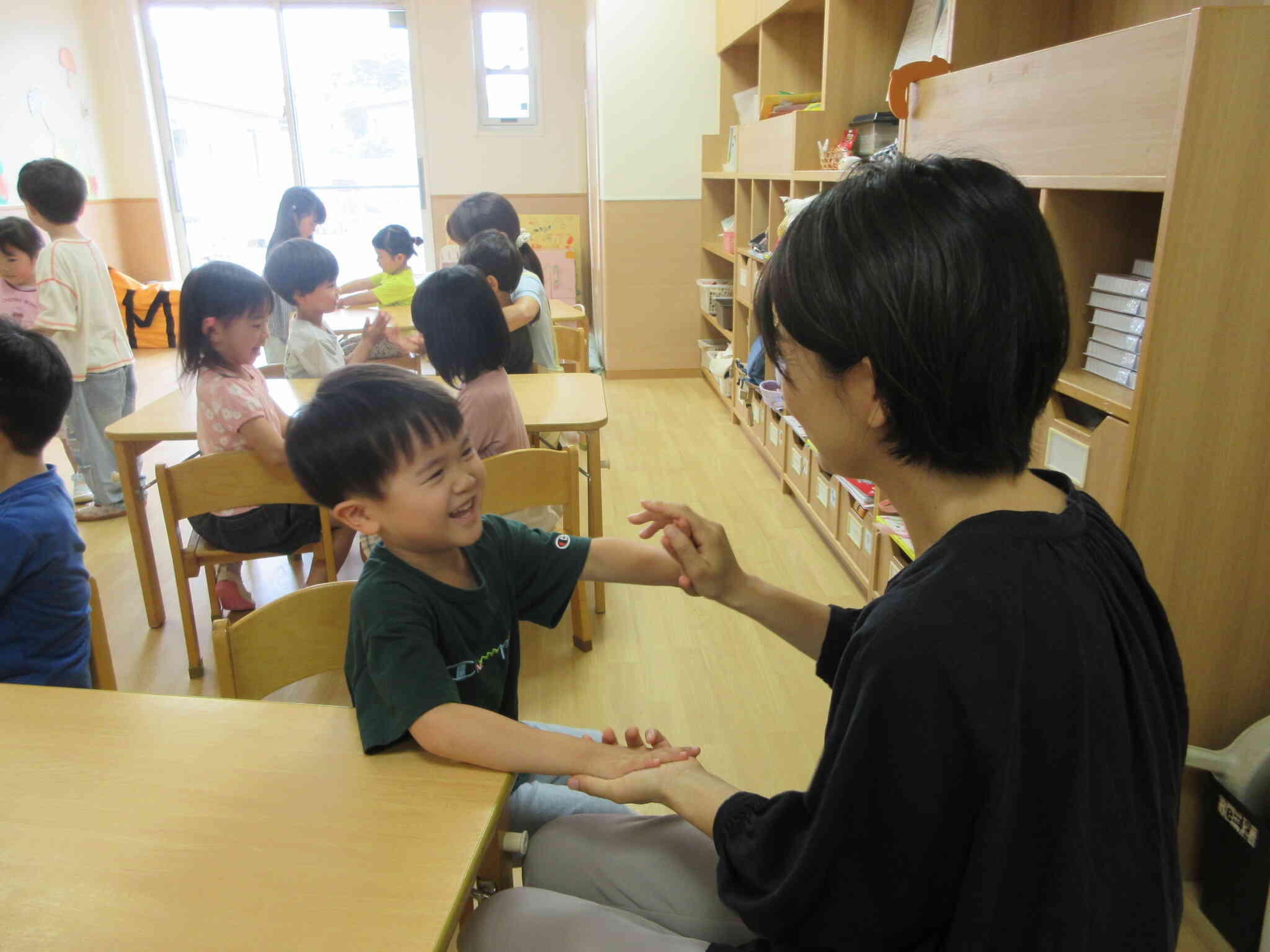 ママと手遊び、うれしいね♪