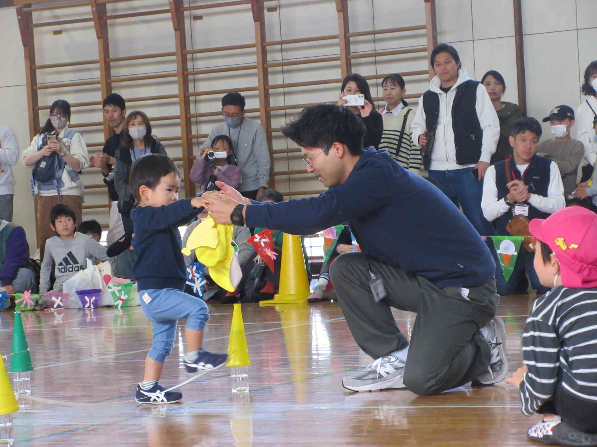 親子で手をつなぎ、ゴムをまたぎます。(1歳児)